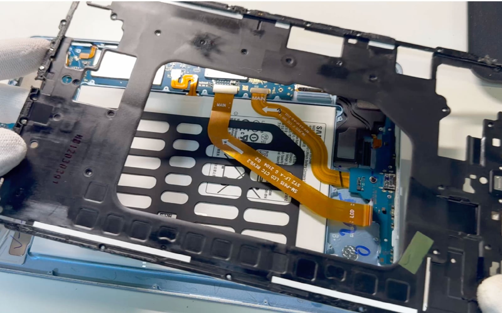 Comment changer le connecteur de charge  sur Galaxy Tab S6 Lite 10-4 (SM-P610-SM-P615) photo 4