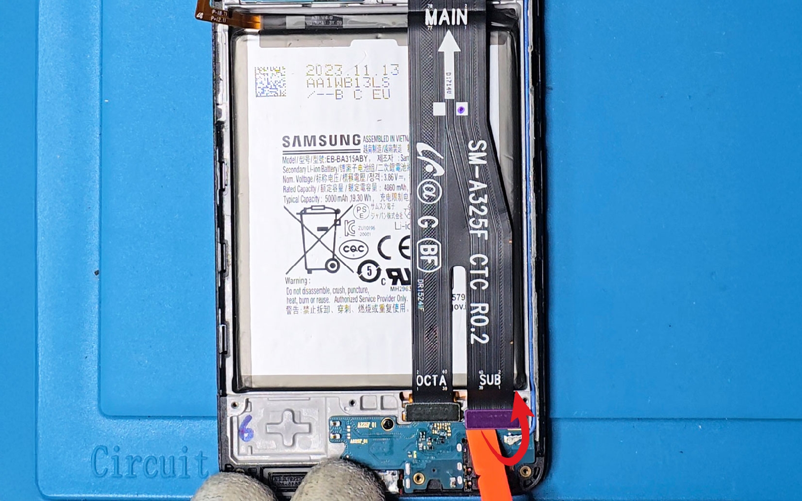 Comment remplacer le bloc écran sur Galaxy A22 photo 3