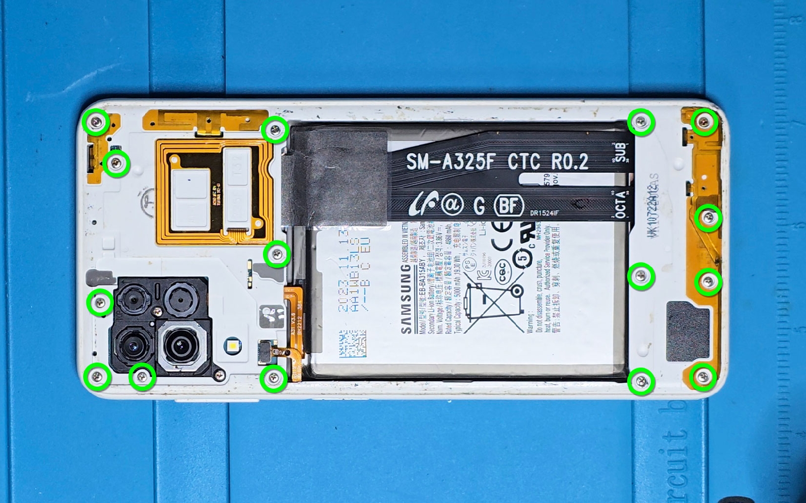 Comment remplacer le bloc écran sur Galaxy A22 photo 3