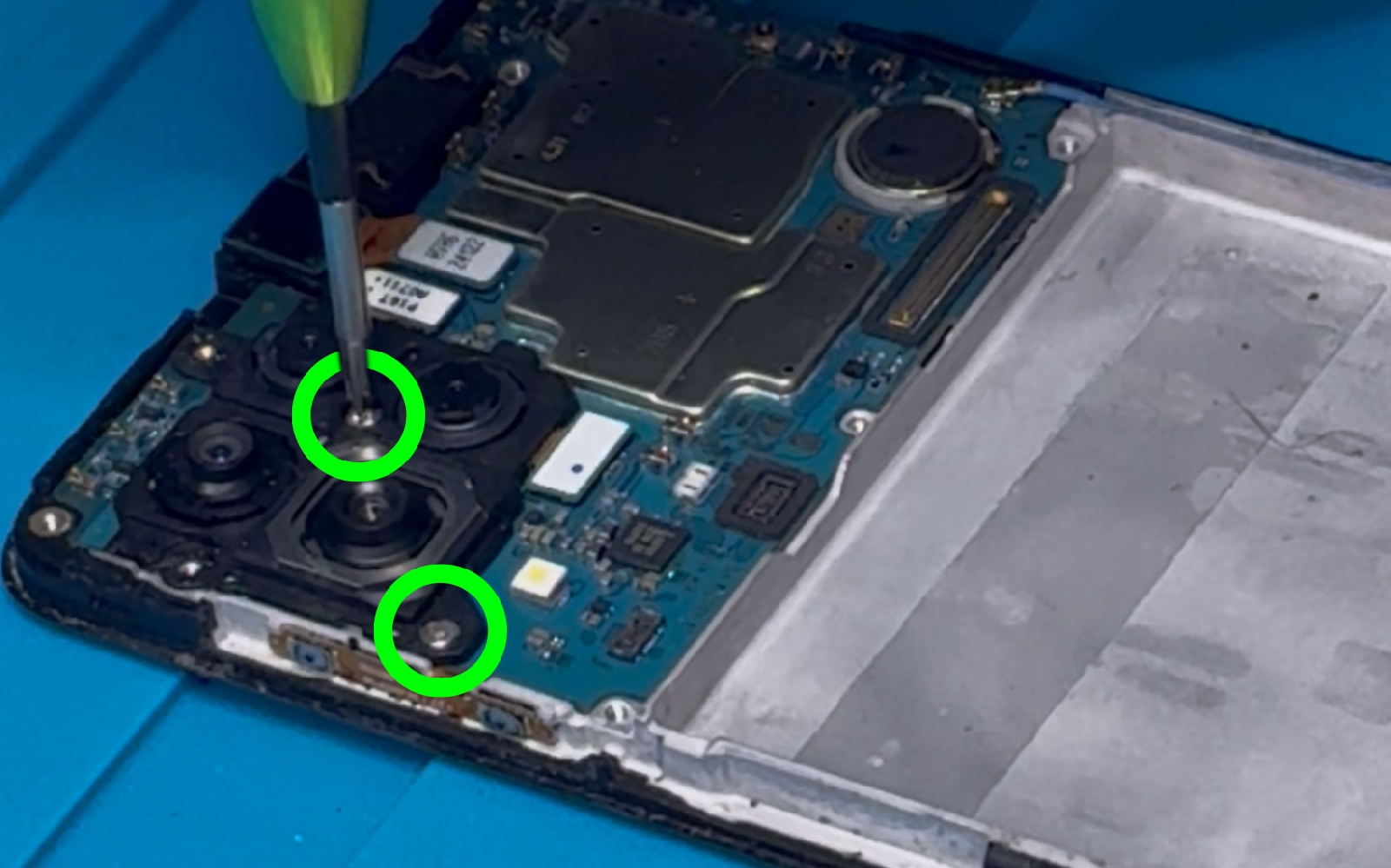 Comment remplacer le bloc écran sur Galaxy A22 photo 1