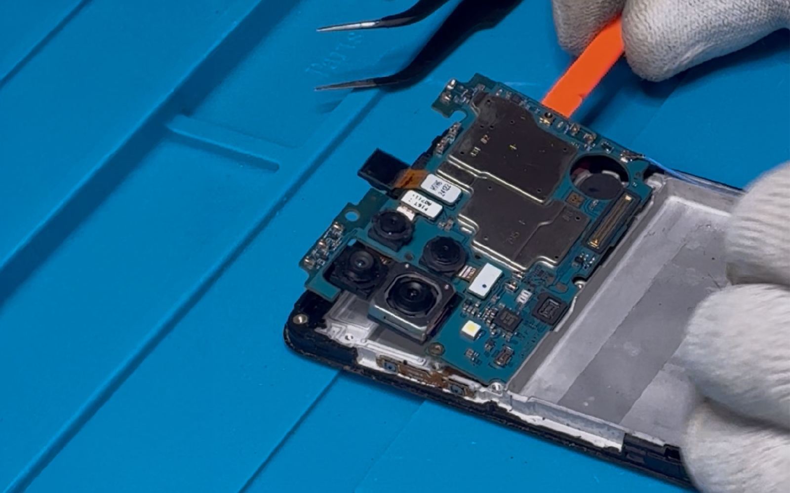 Comment remplacer le bloc écran sur Galaxy A22 photo 4