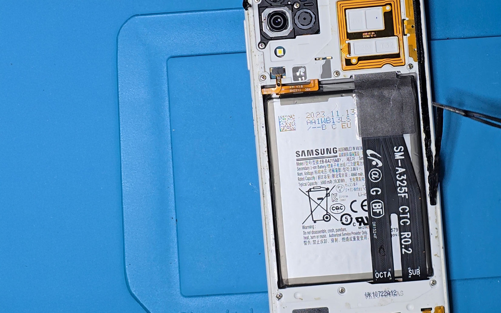 Comment remplacer le bloc écran sur Galaxy A22 photo 3