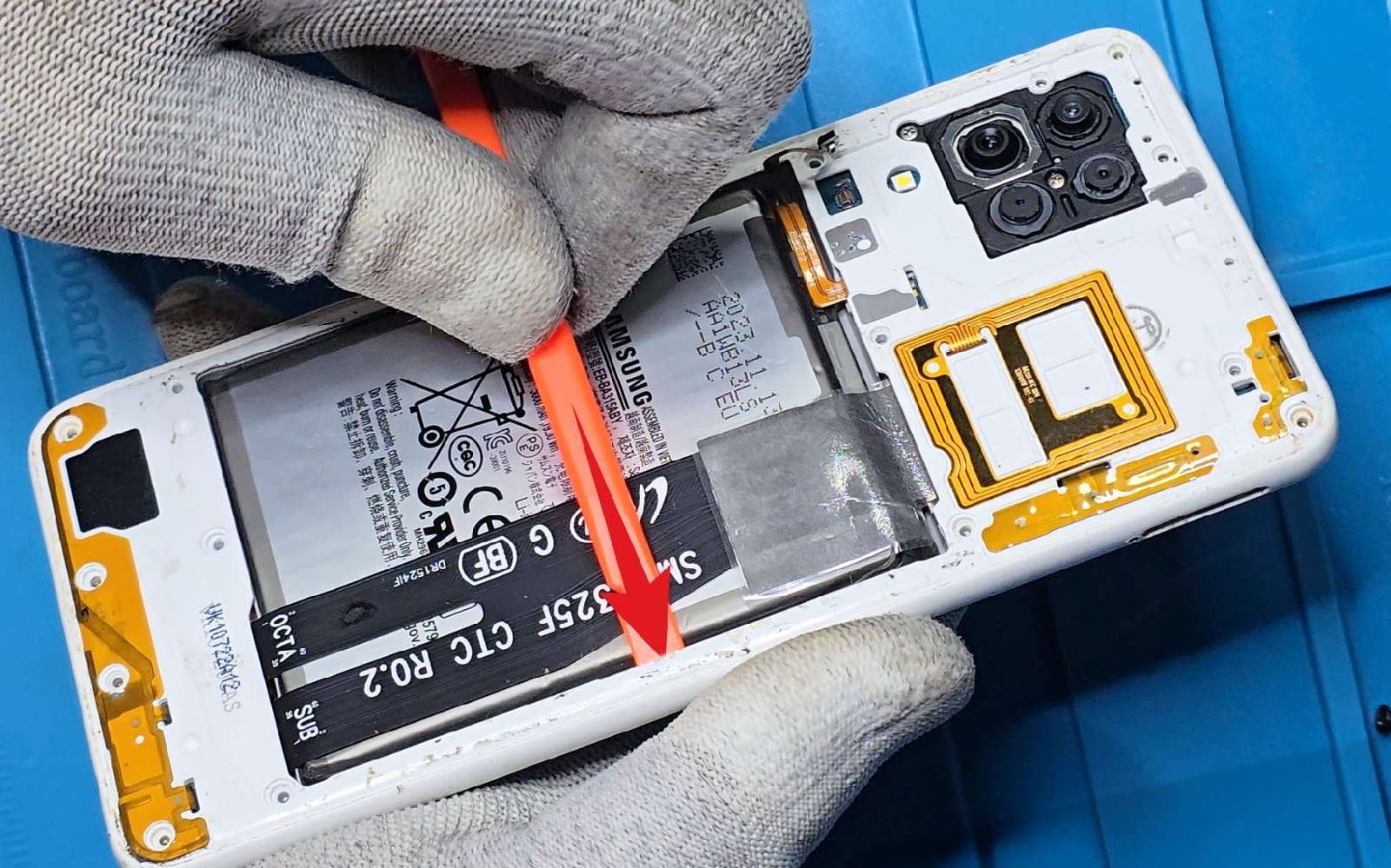 Comment remplacer le bloc écran sur Galaxy A22 photo 1