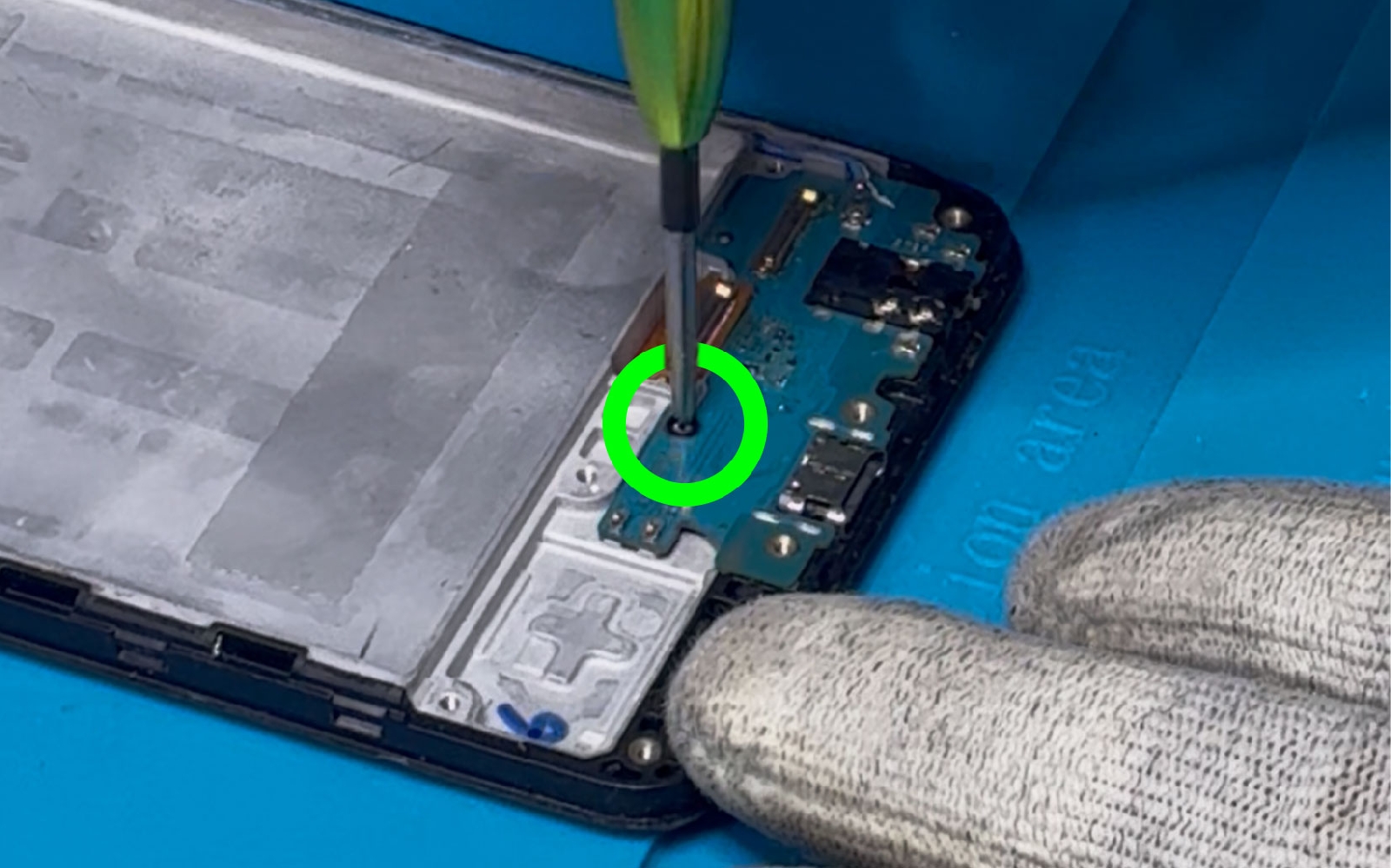 Comment changer le connecteur de charge  sur Galaxy A22 photo 2