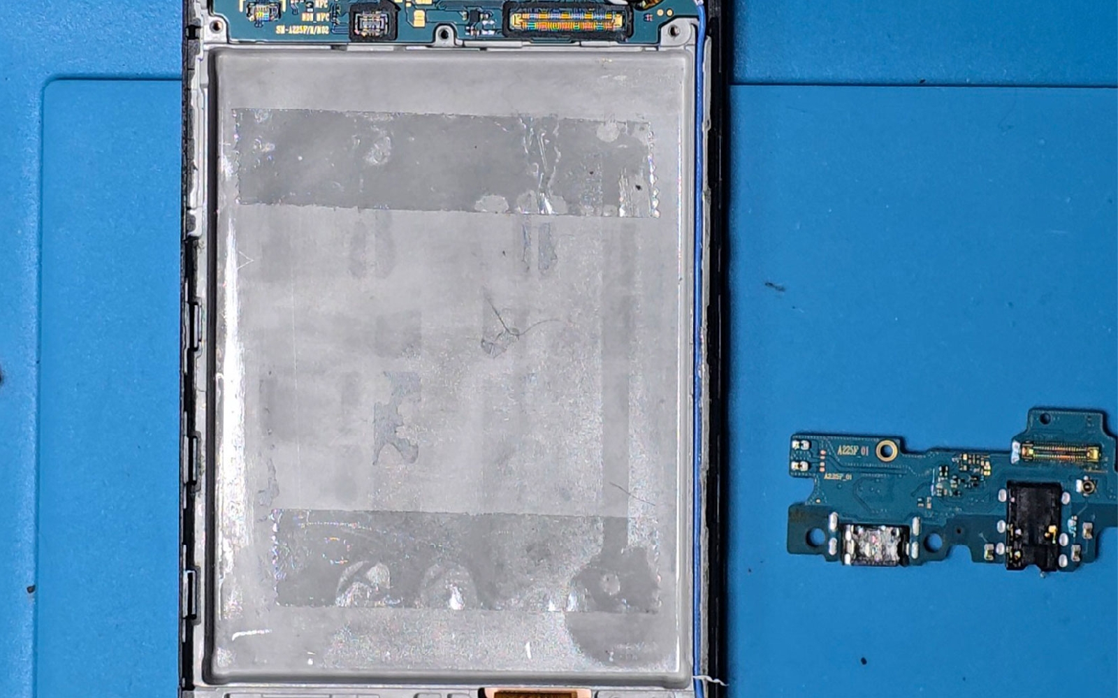 Comment changer le connecteur de charge  sur Galaxy A22 photo 4