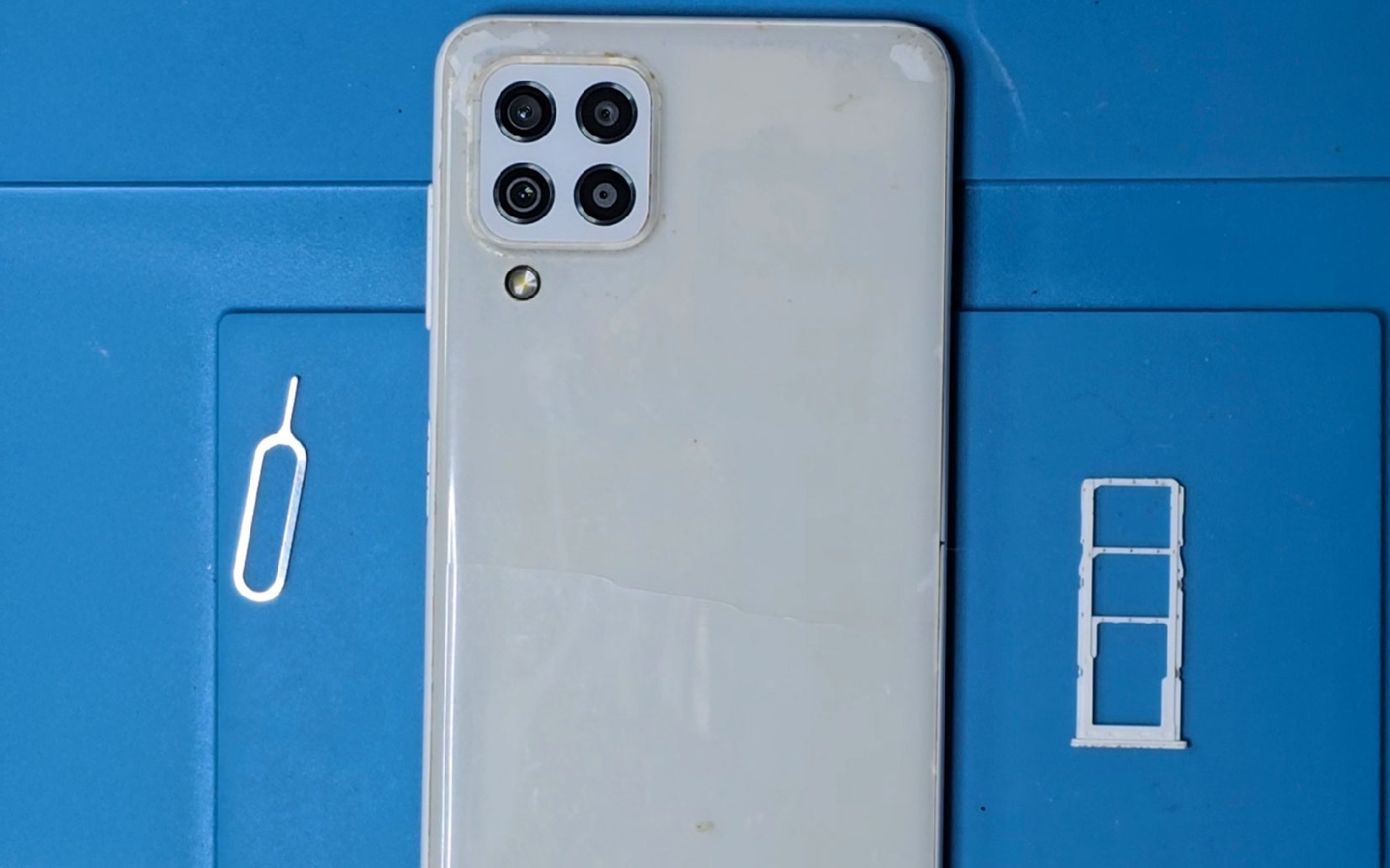 Comment changer la vitre arrière sur Galaxy A22 photo 2