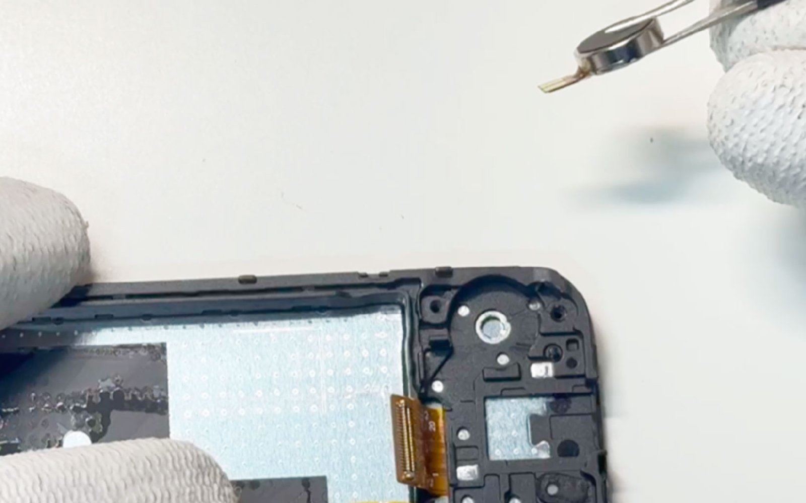 Comment remplacer le bloc écran sur Galaxy A06 photo 3