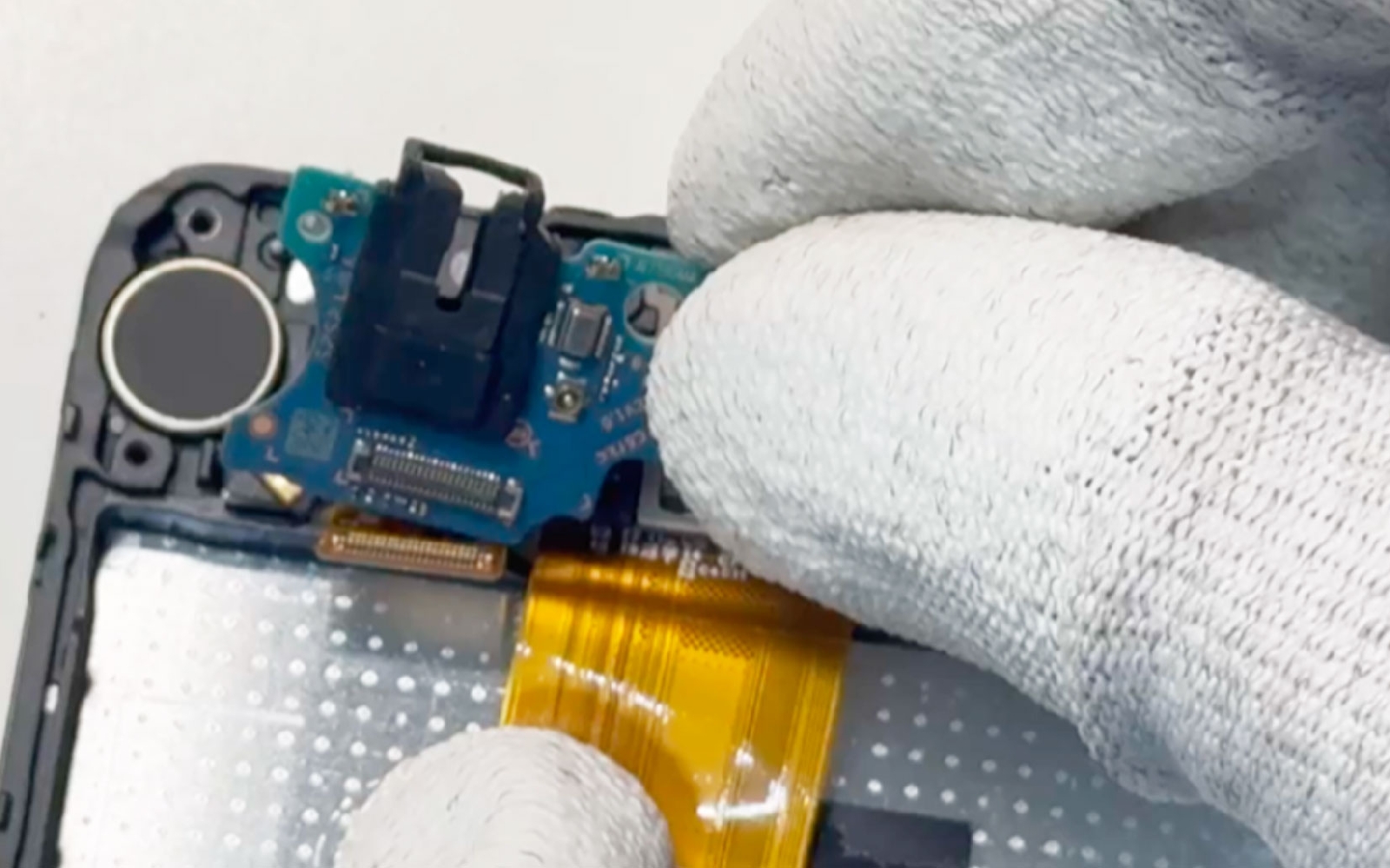 Comment changer le connecteur de charge  sur Galaxy A06 photo 3