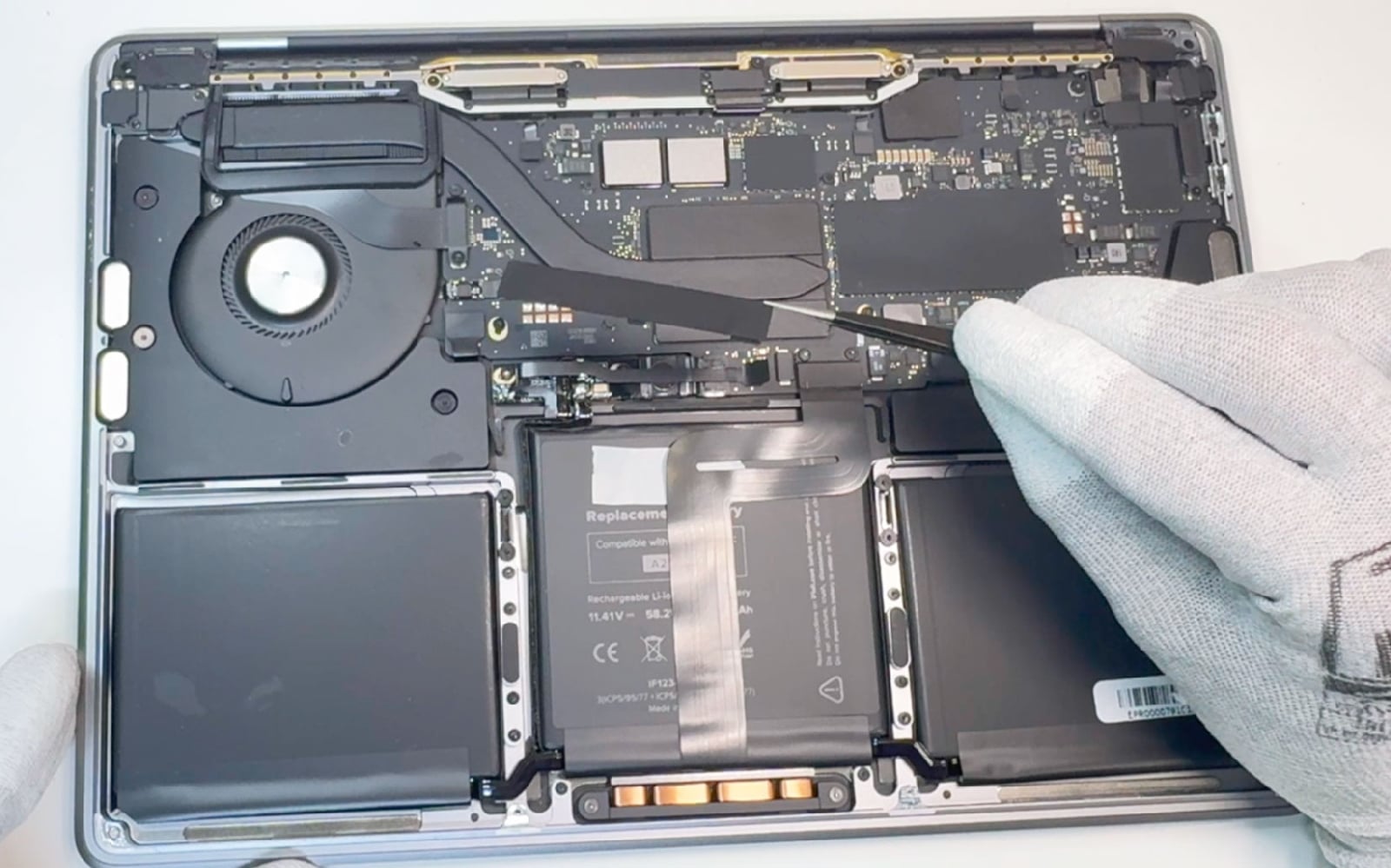 Comment changer les haut-parleurs sur Macbook Pro 13 pouces M2 A2338 EMC 8162 - 2022 photo 1