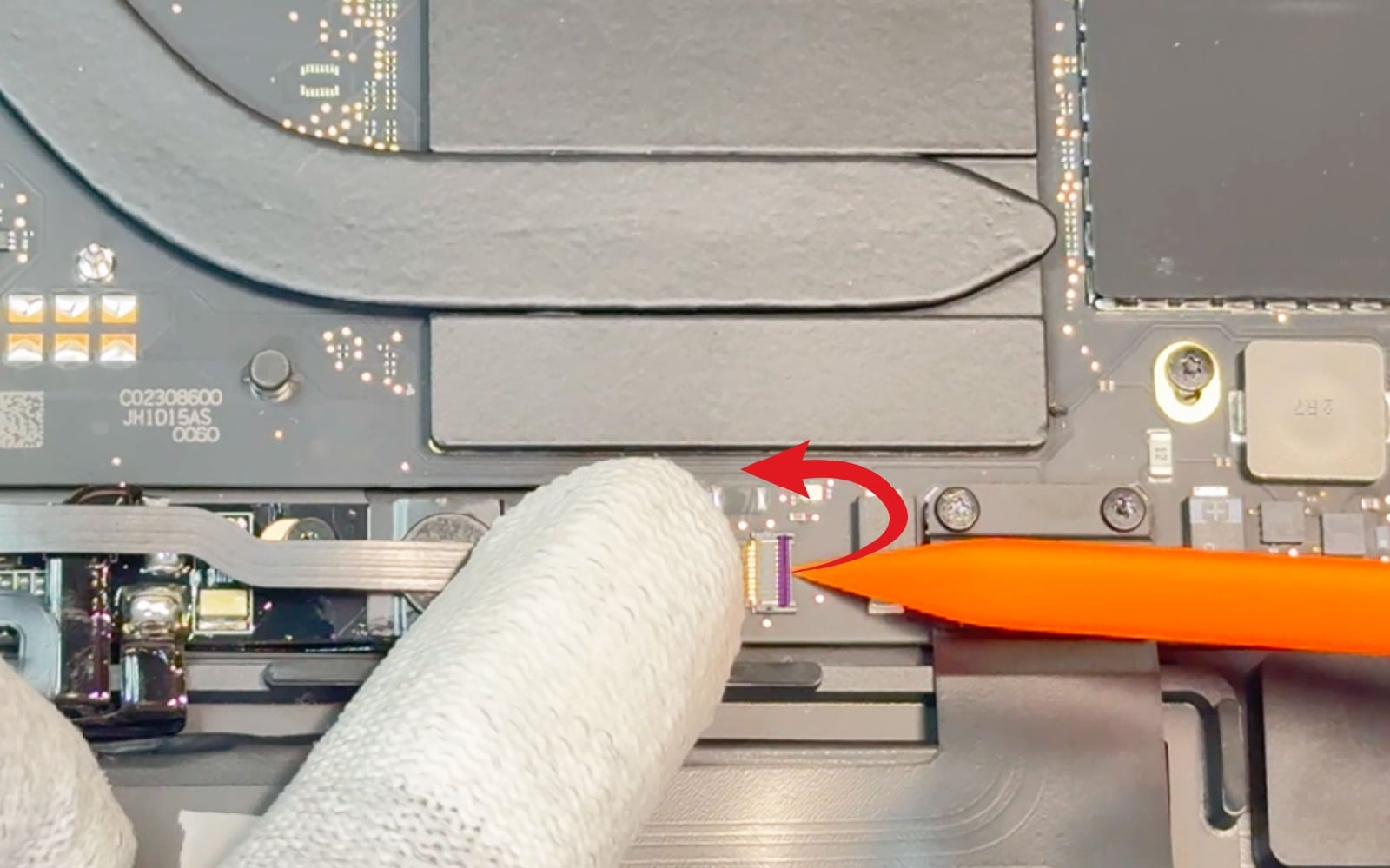 Comment changer les haut-parleurs sur Macbook Pro 13 pouces M2 A2338 EMC 8162 - 2022 photo 2