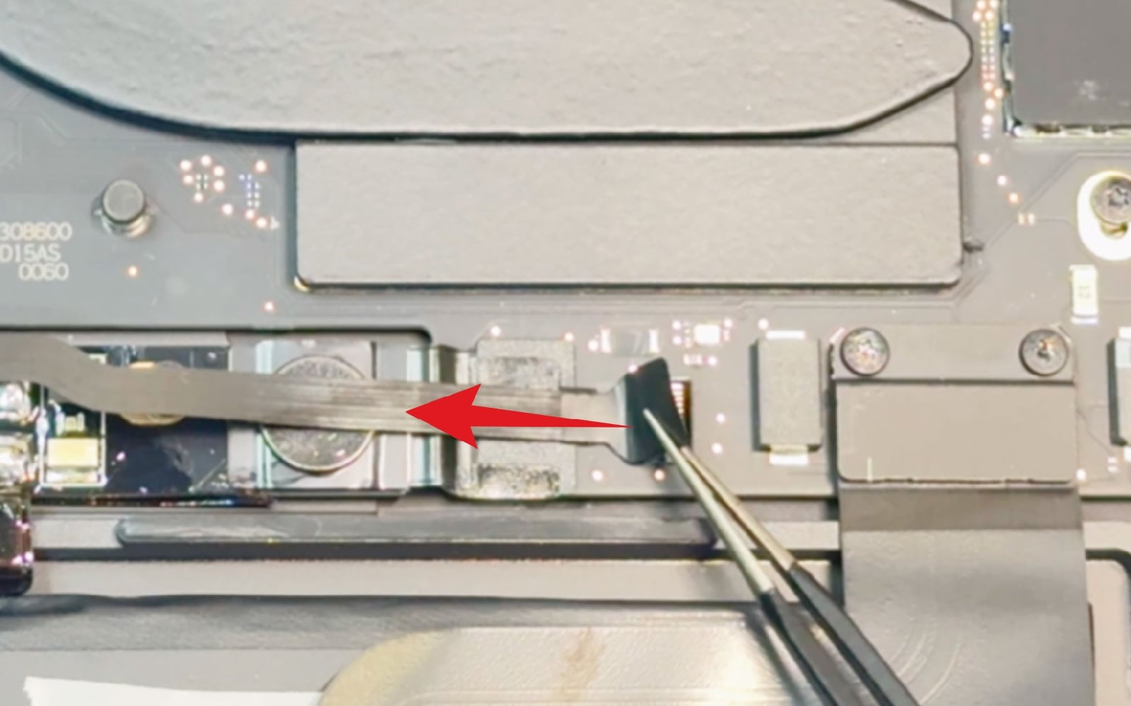 Comment changer les haut-parleurs sur Macbook Pro 13 pouces M2 A2338 EMC 8162 - 2022 photo 3