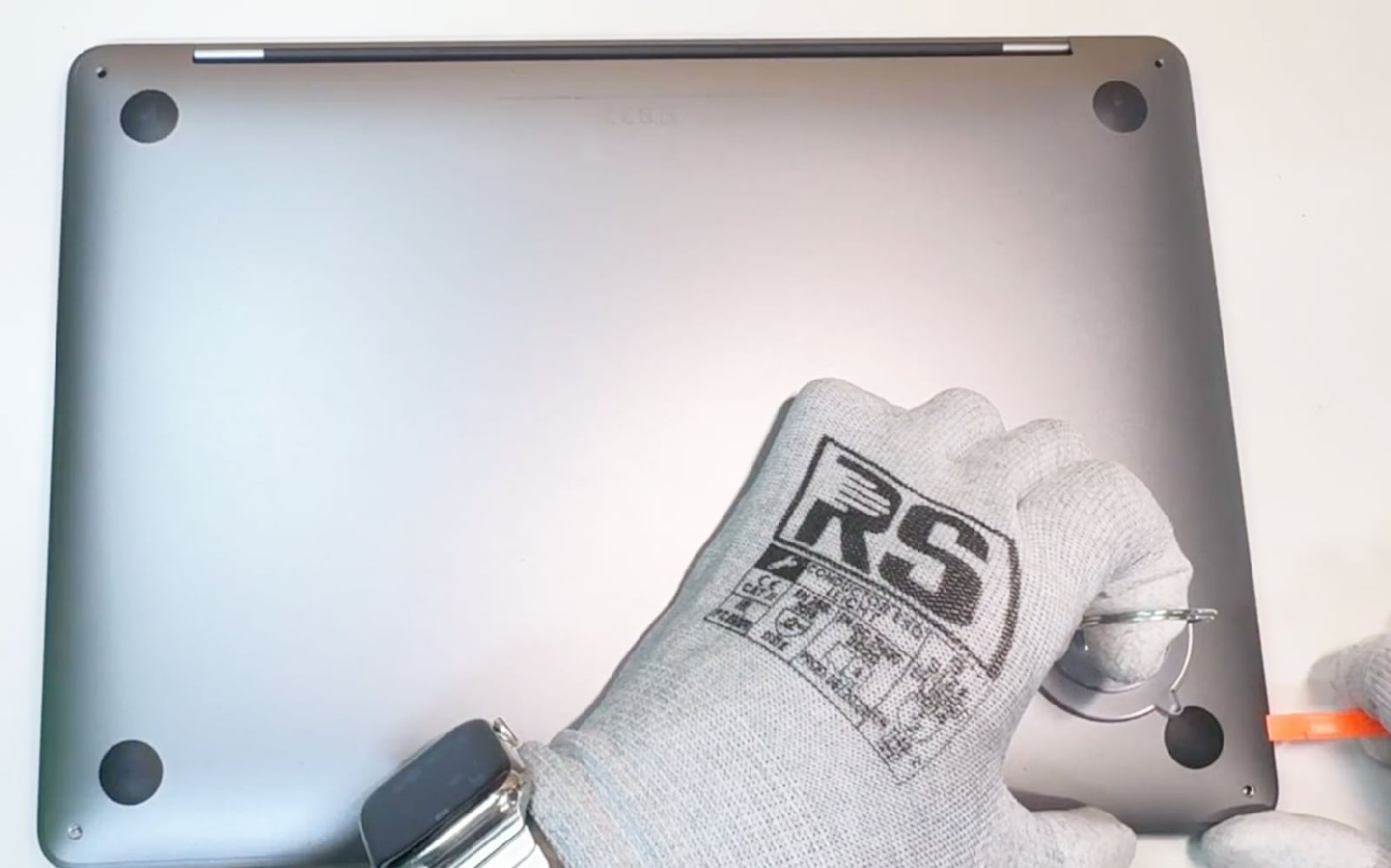 Comment changer les haut-parleurs sur Macbook Pro 13 pouces M2 A2338 EMC 8162 - 2022 photo 2