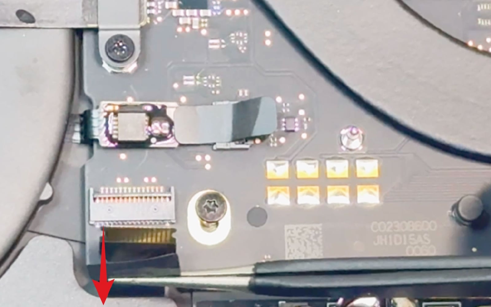 Comment changer les haut-parleurs sur Macbook Pro 13 pouces M2 A2338 EMC 8162 - 2022 photo 3