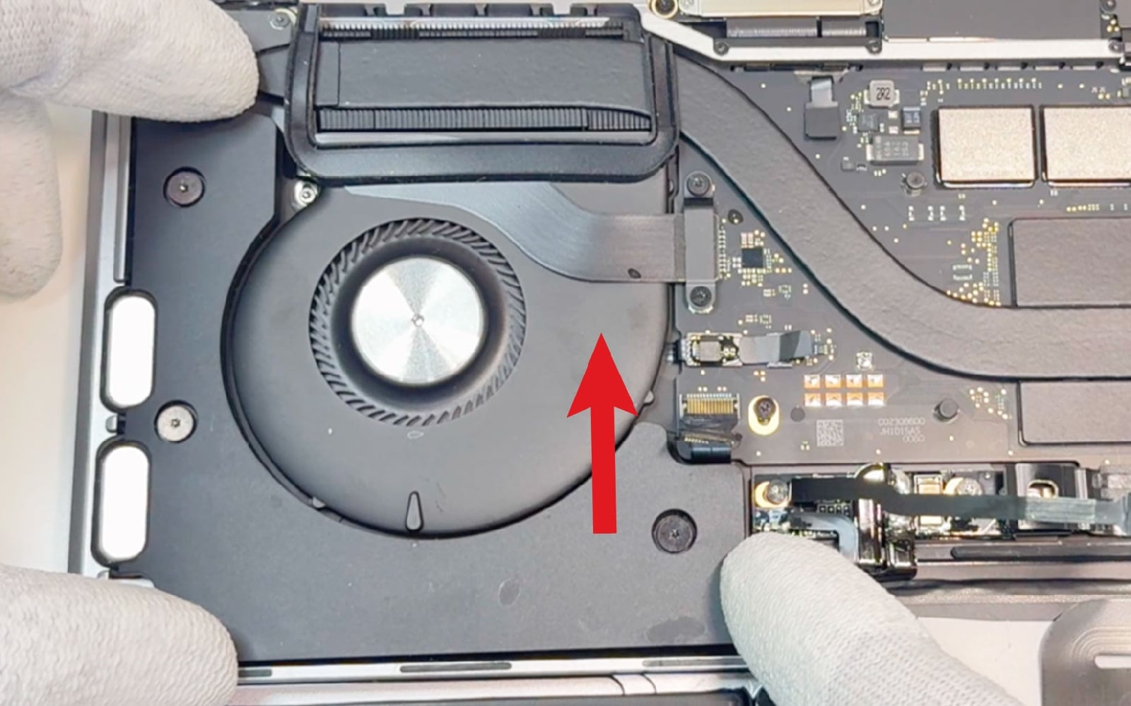 Comment changer les haut-parleurs sur Macbook Pro 13 pouces M2 A2338 EMC 8162 - 2022 photo 4