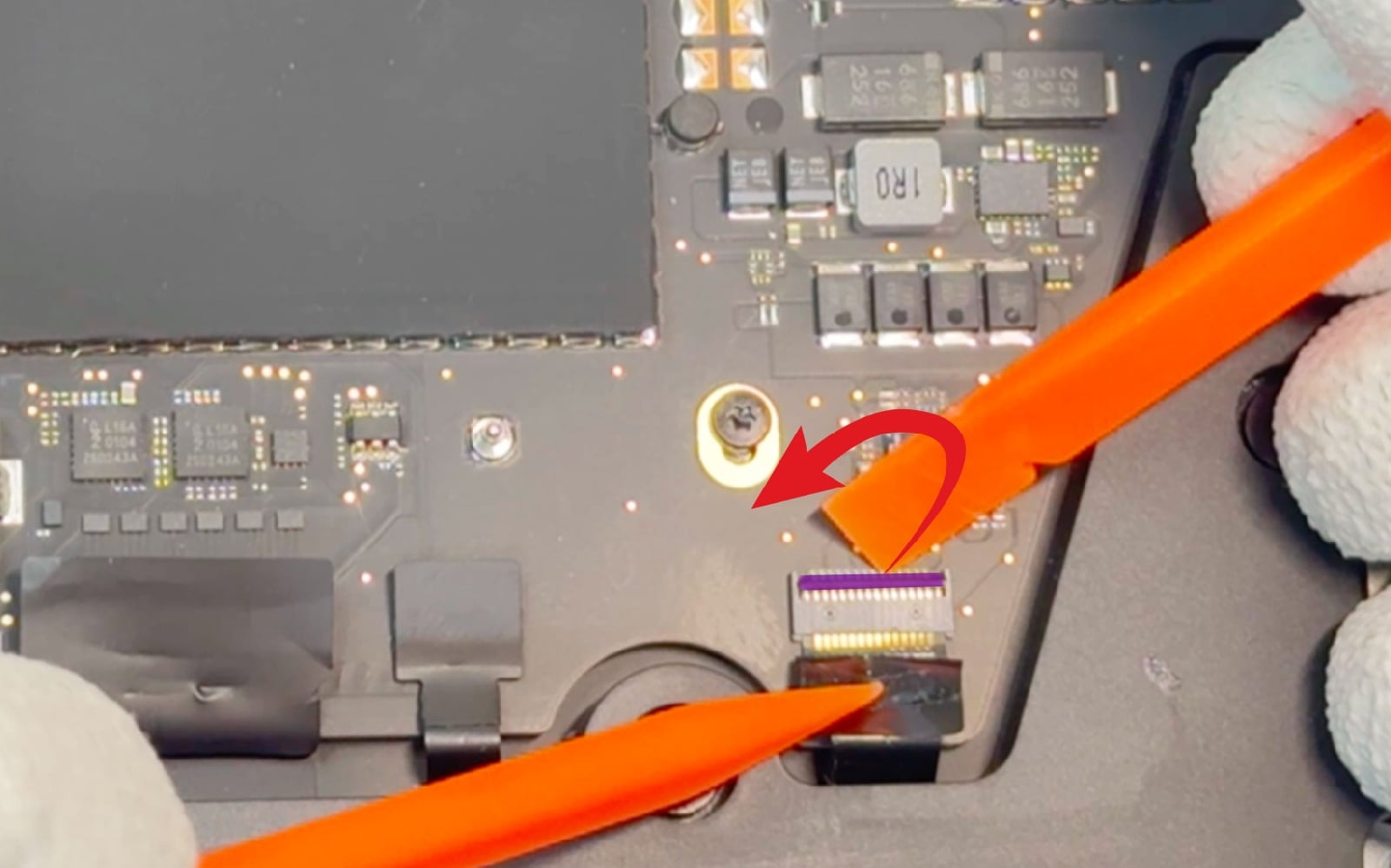 Comment changer les haut-parleurs sur Macbook Pro 13 pouces M2 A2338 EMC 8162 - 2022 photo 2