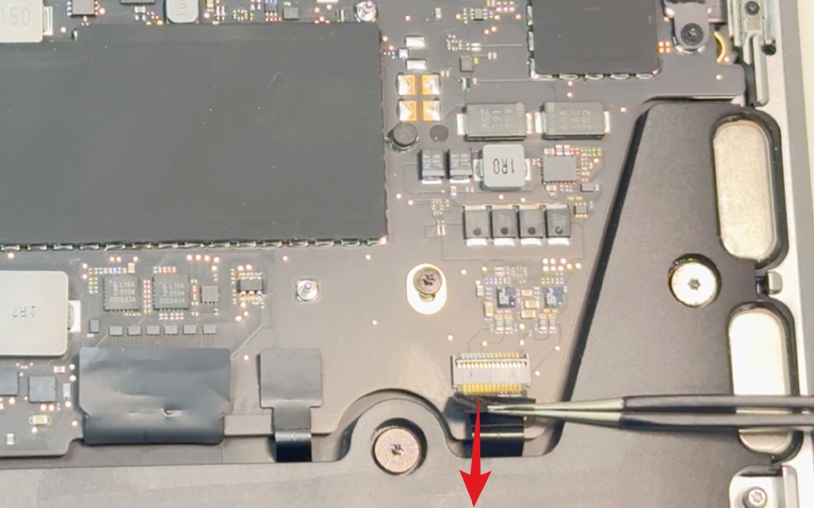 Comment changer les haut-parleurs sur Macbook Pro 13 pouces M2 A2338 EMC 8162 - 2022 photo 3