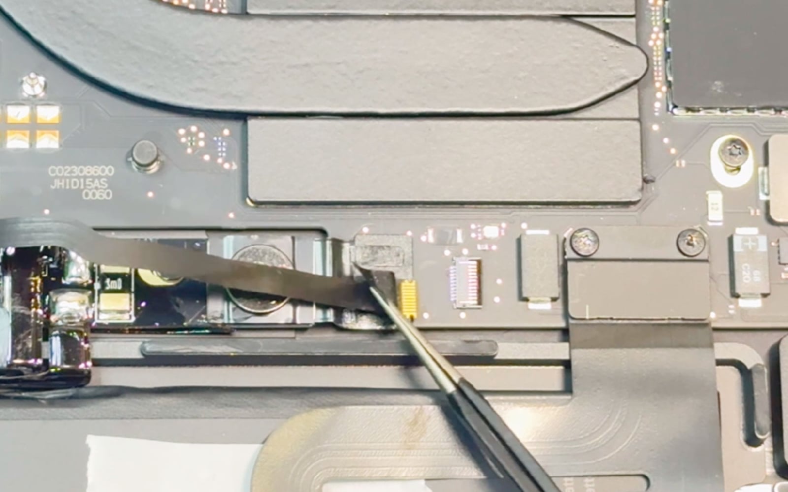 Comment changer le trackpad sur Macbook Pro 13 pouces M2 A2338 EMC 8162 - 2022 photo 4