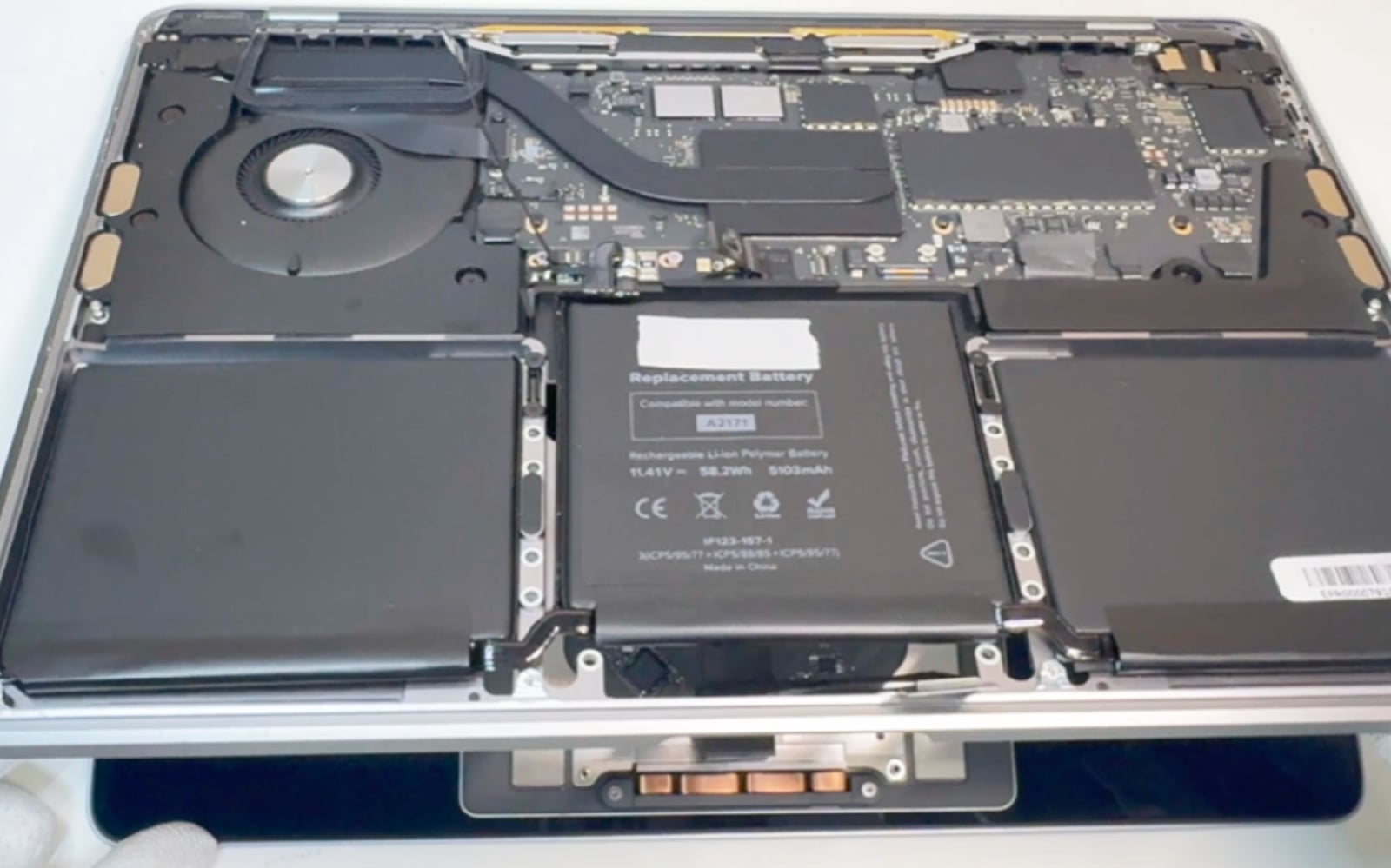 Comment changer le trackpad sur Macbook Pro 13 pouces M2 A2338 EMC 8162 - 2022 photo 2