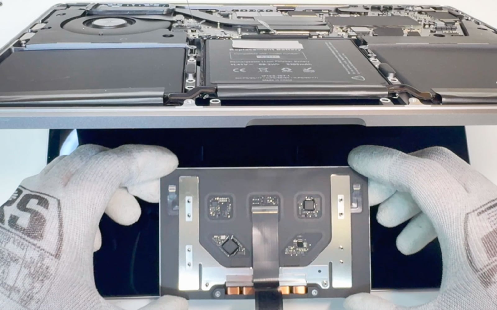 Comment changer le trackpad sur Macbook Pro 13 pouces M2 A2338 EMC 8162 - 2022 photo 3