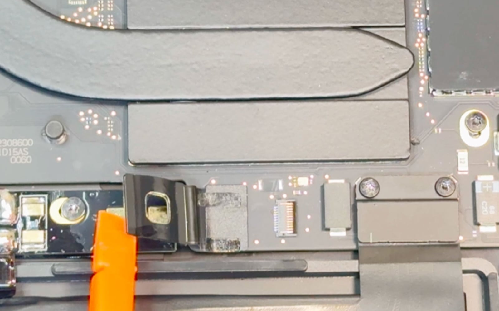 Comment changer le trackpad sur Macbook Pro 13 pouces M2 A2338 EMC 8162 - 2022 photo 3