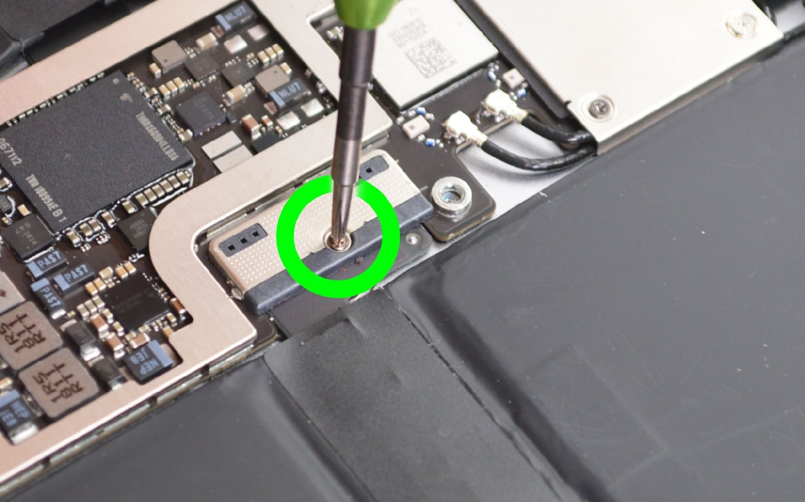Comment changer le connecteur de charge  sur iPad Pro 11 2020 photo 2