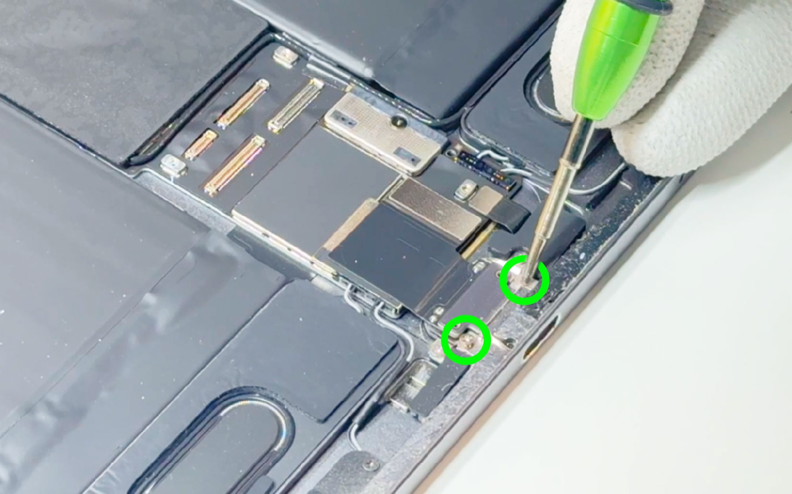 Comment changer le connecteur de charge  sur iPad Pro 11 2020 photo 1