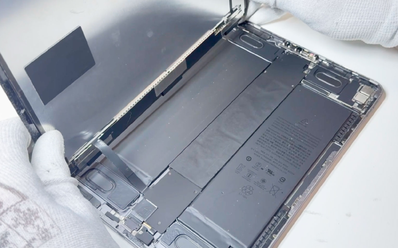 Comment changer le connecteur de charge  sur iPad Pro 11 2020 photo 3