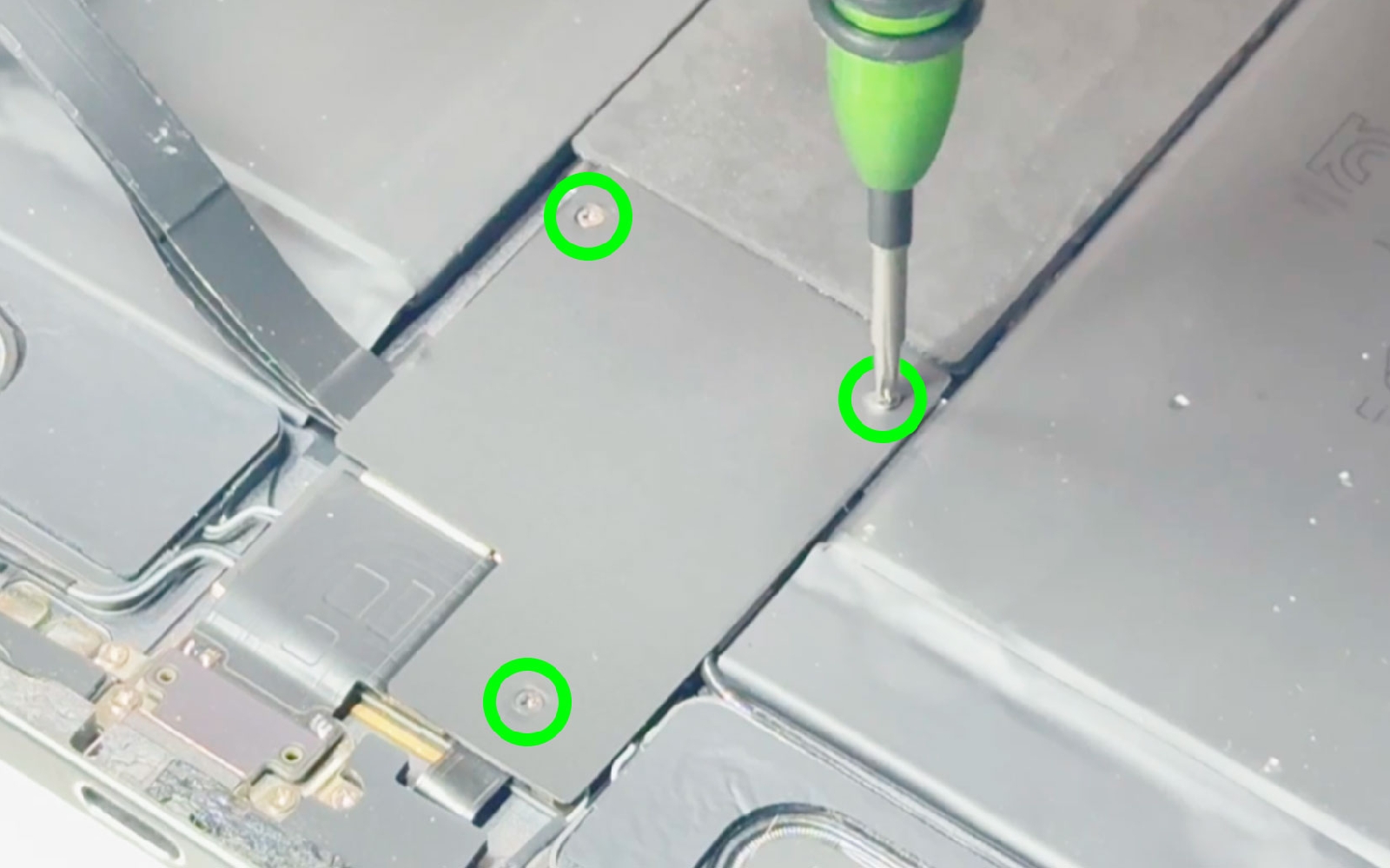 Comment changer le connecteur de charge  sur iPad Pro 11 2020 photo 1