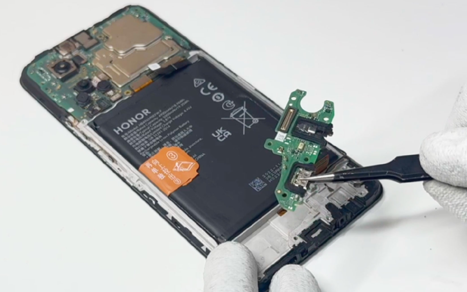 Changement du connecteur de charge sur Honor X7 photo 3