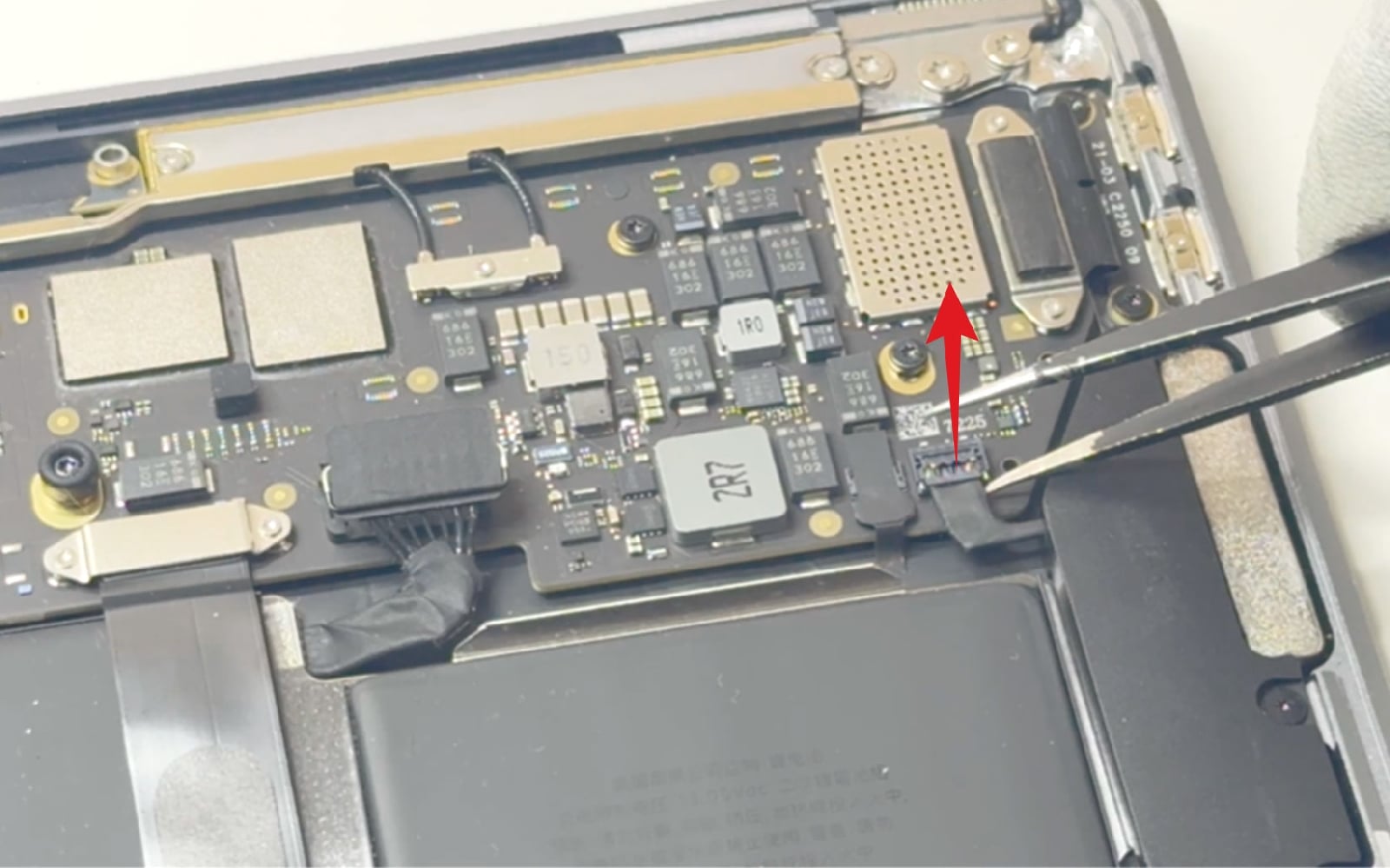 Comment changer la batterie sur Macbook Air 13 pouces M1 A2337 EMC 3598 - 2020 photo 1