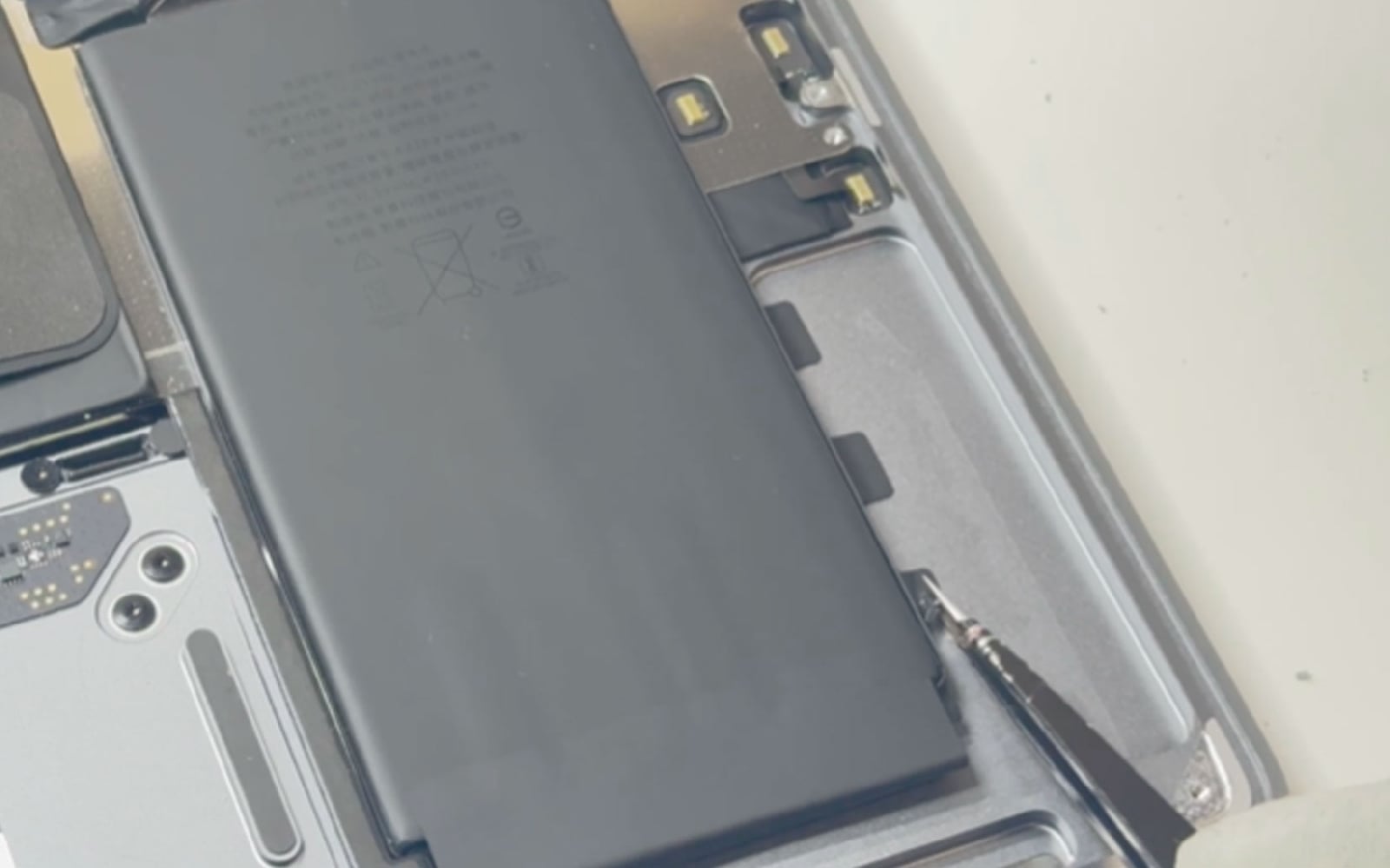 Comment changer la batterie sur Macbook Air 13 pouces M1 A2337 EMC 3598 - 2020 photo 1