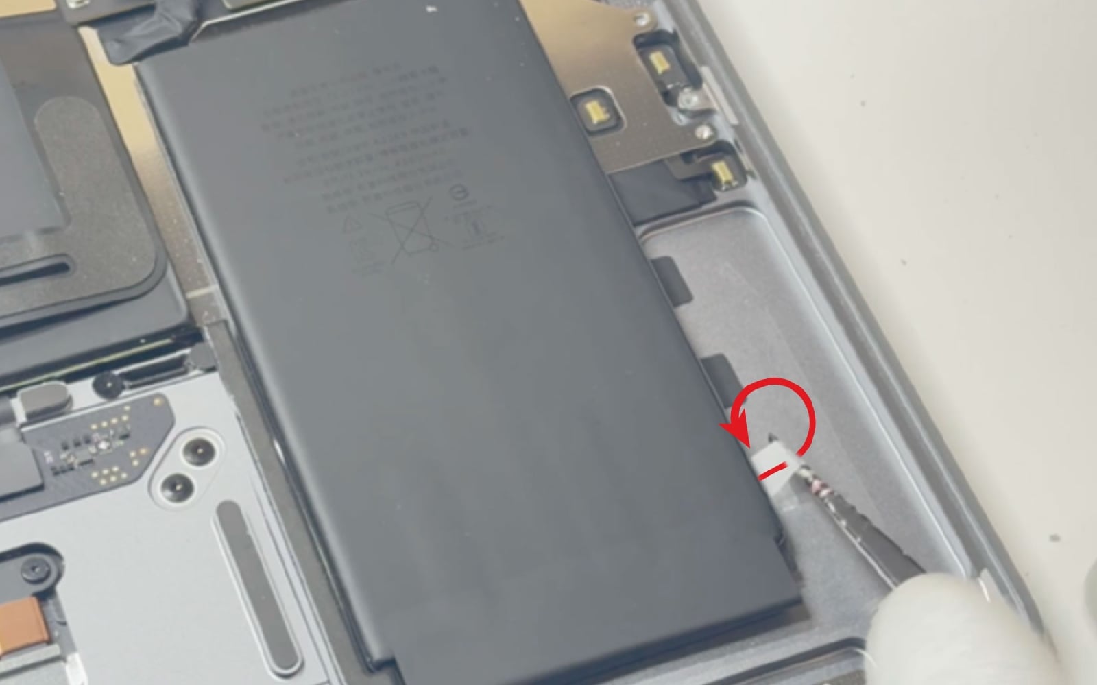 Comment changer la batterie sur Macbook Air 13 pouces M1 A2337 EMC 3598 - 2020 photo 2