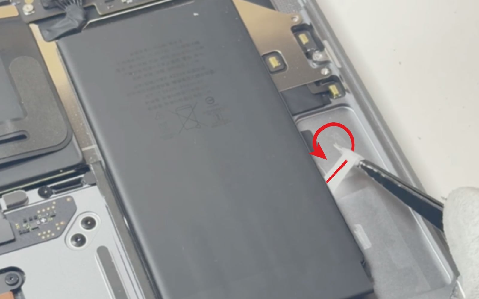 Comment changer la batterie sur Macbook Air 13 pouces M1 A2337 EMC 3598 - 2020 photo 3