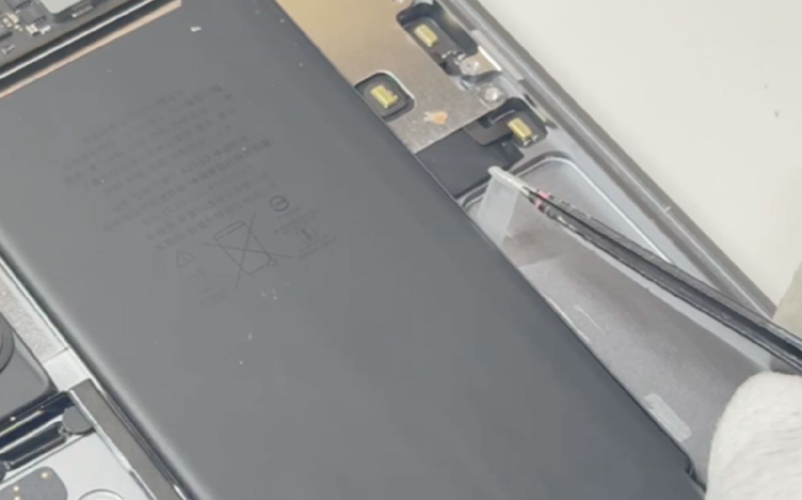 Comment changer la batterie sur Macbook Air 13 pouces M1 A2337 EMC 3598 - 2020 photo 4