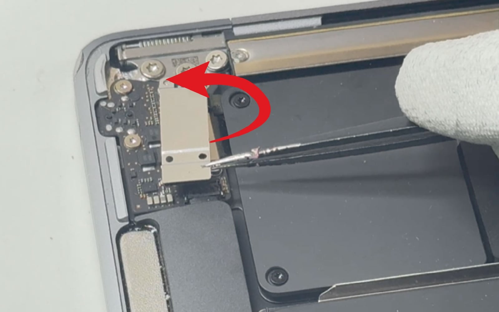 Comment changer la batterie sur Macbook Air 13 pouces M1 A2337 EMC 3598 - 2020 photo 2