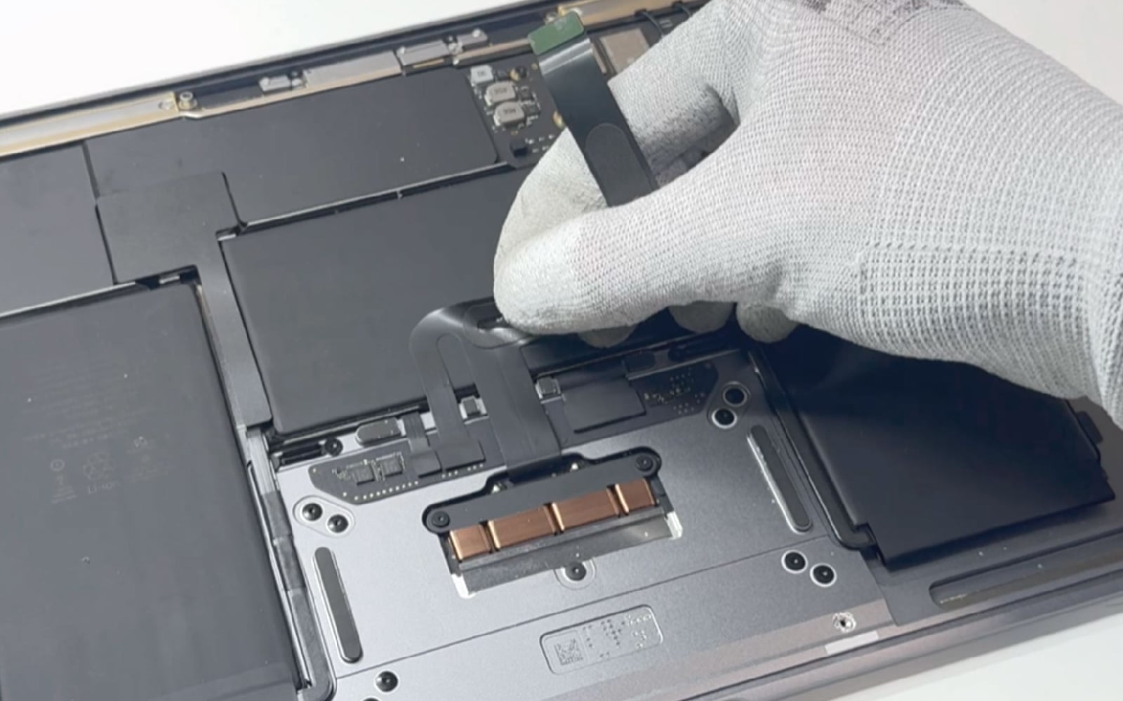 Comment changer la batterie sur Macbook Air 13 pouces M1 A2337 EMC 3598 - 2020 photo 4