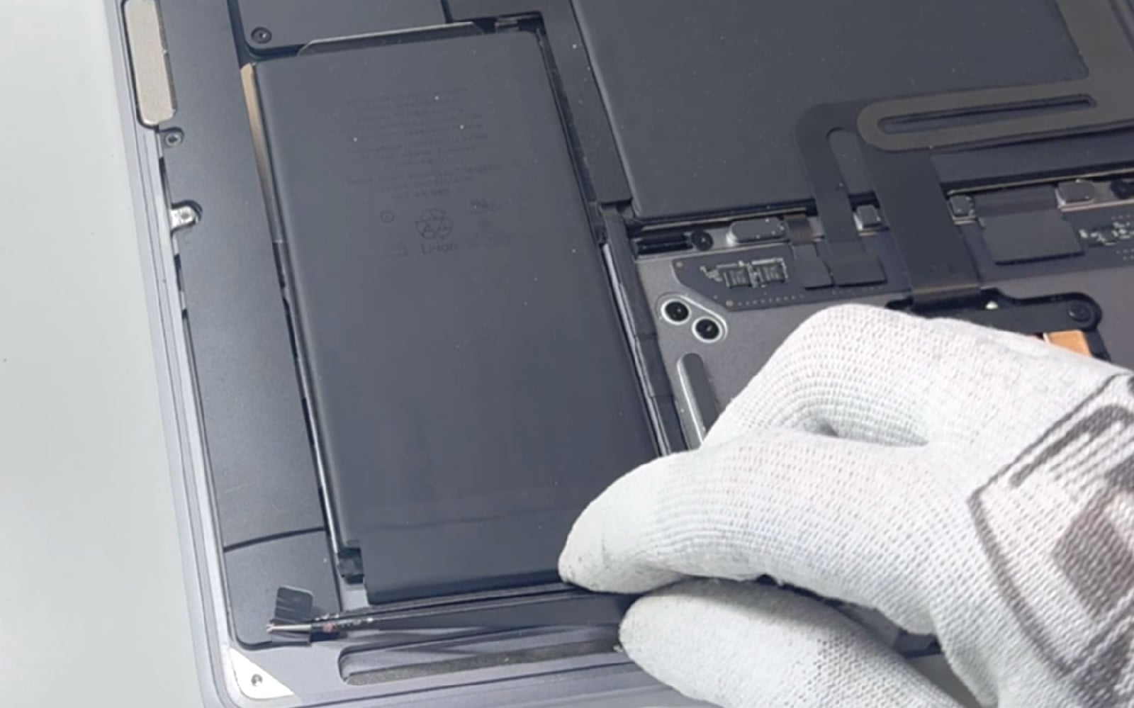 Comment changer la batterie sur Macbook Air 13 pouces M1 A2337 EMC 3598 - 2020 photo 3