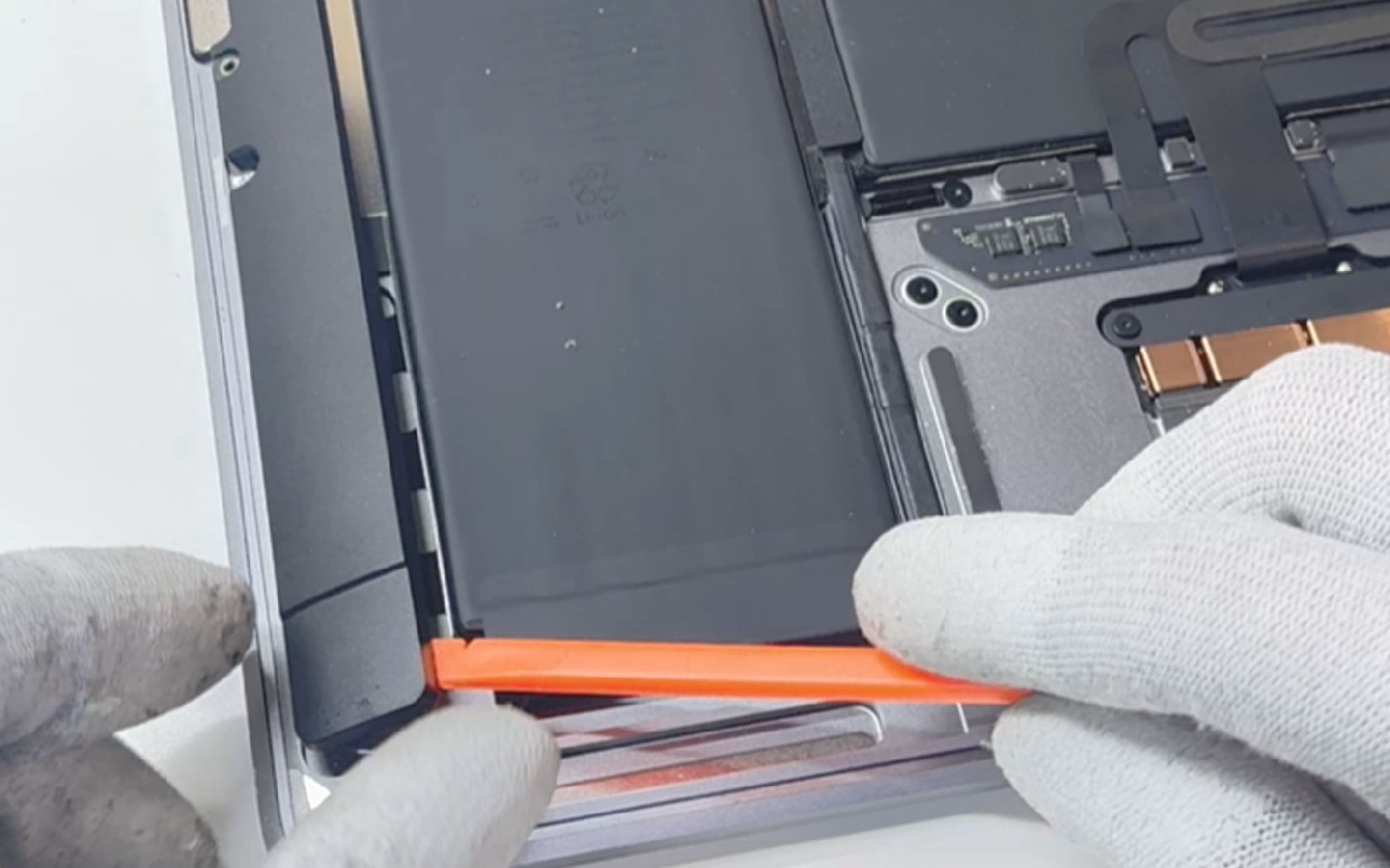 Comment changer la batterie sur Macbook Air 13 pouces M1 A2337 EMC 3598 - 2020 photo 4