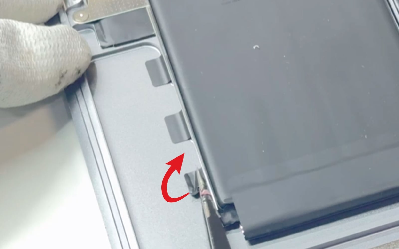 Comment changer la batterie sur Macbook Air 13 pouces M1 A2337 EMC 3598 - 2020 photo 1