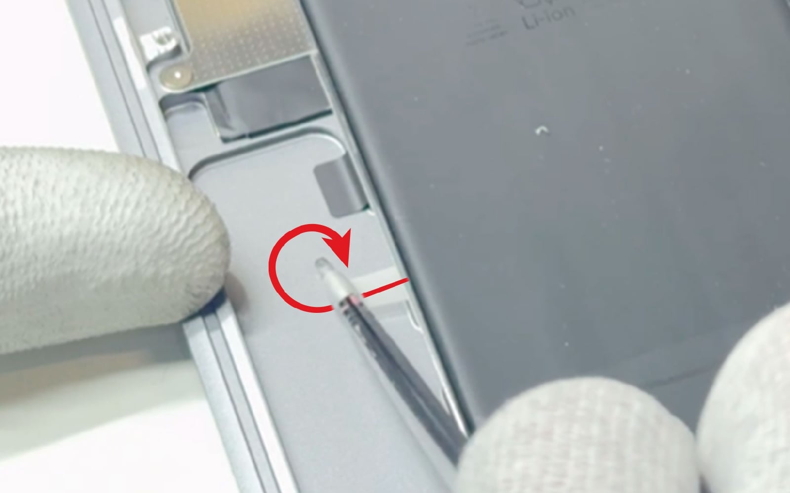 Comment changer la batterie sur Macbook Air 13 pouces M1 A2337 EMC 3598 - 2020 photo 3