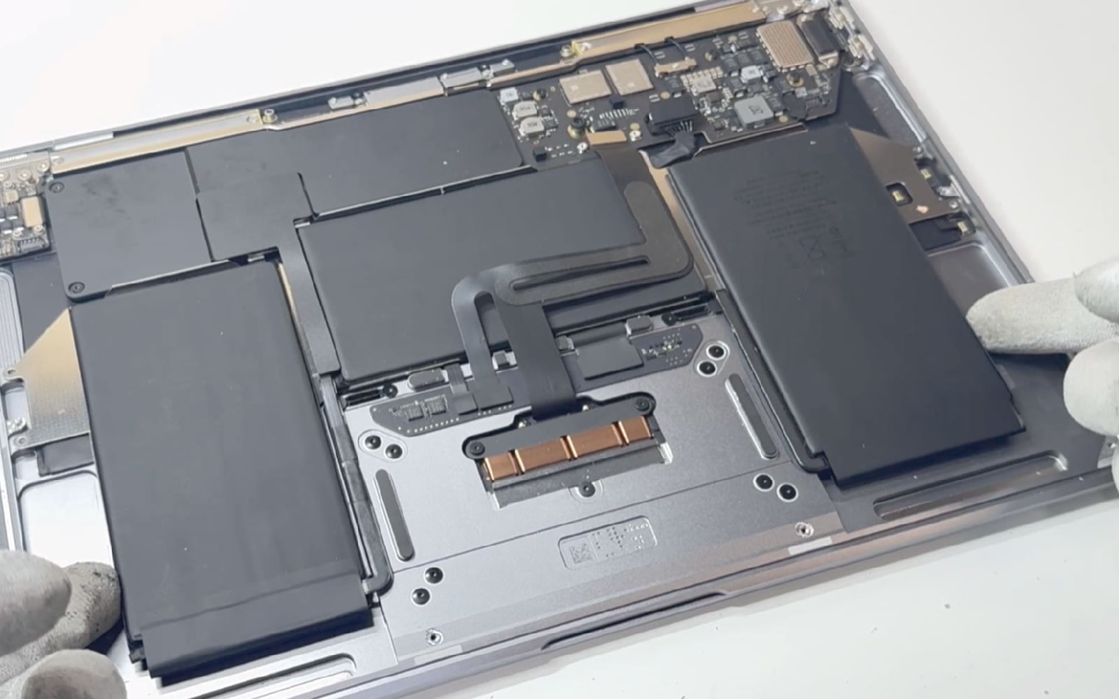 Comment changer la batterie sur Macbook Air 13 pouces M1 A2337 EMC 3598 - 2020 photo 1