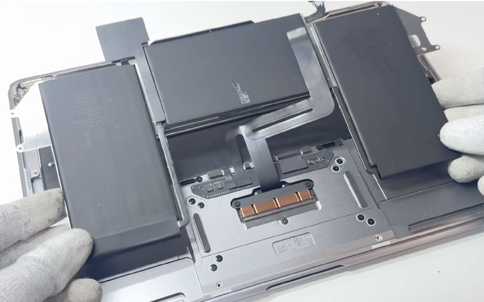 Comment changer la batterie sur Macbook Air 13 pouces M1 A2337 EMC 3598 - 2020 photo 2