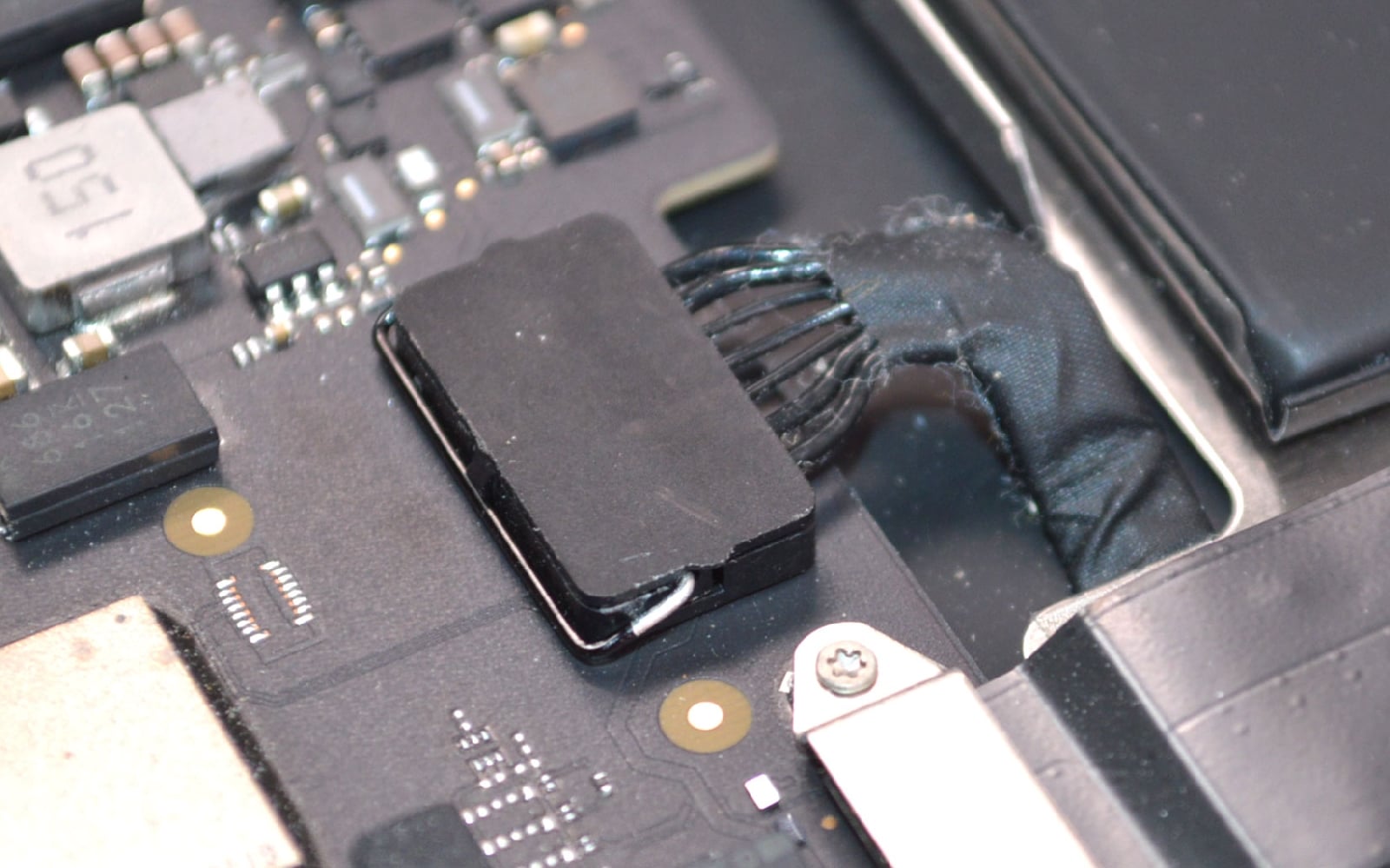 Comment changer la batterie sur Macbook Air 13 pouces M1 A2337 EMC 3598 - 2020 photo 1