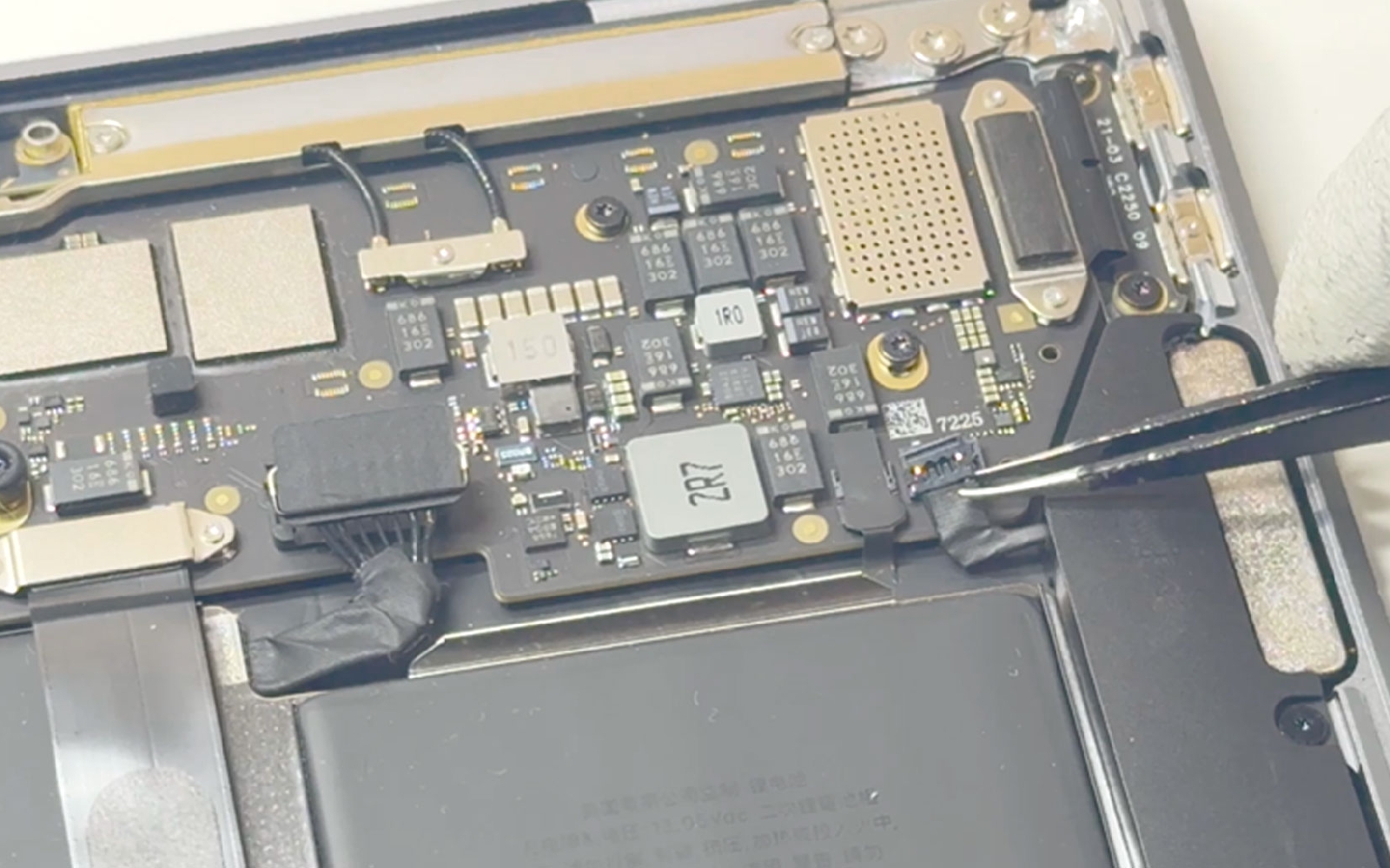 Comment changer les haut-parleurs sur Macbook Air 13 pouces M1 A2337 EMC 3598 - 2020 photo 2