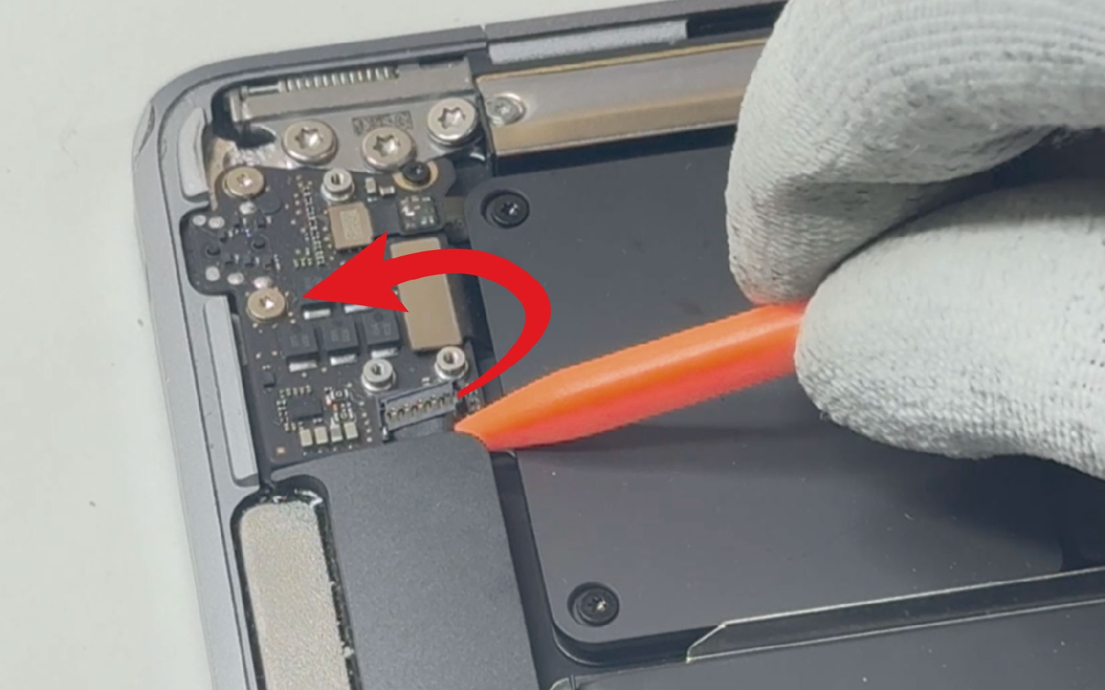 Comment changer les haut-parleurs sur Macbook Air 13 pouces M1 A2337 EMC 3598 - 2020 photo 3