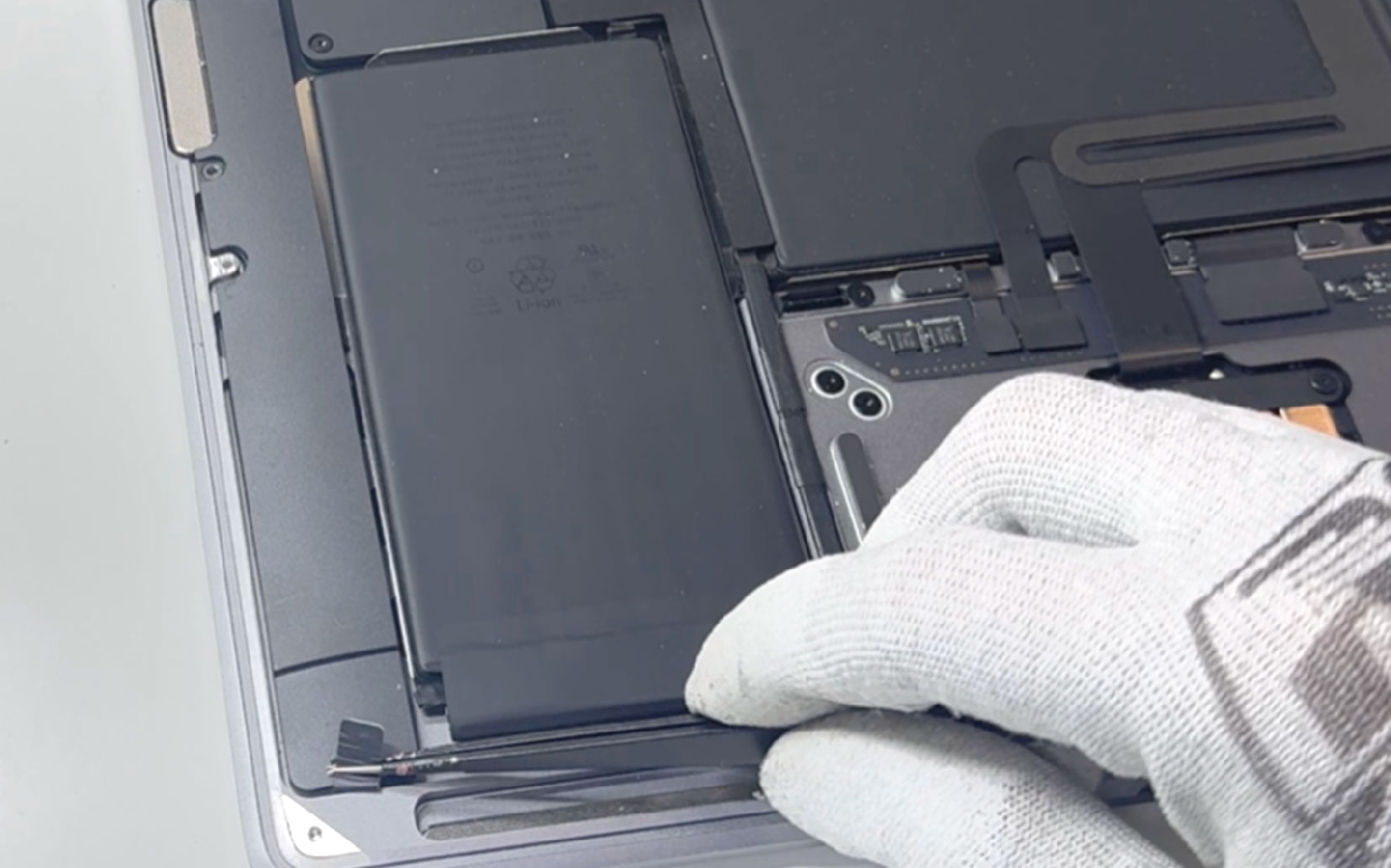 Comment changer les haut-parleurs sur Macbook Air 13 pouces M1 A2337 EMC 3598 - 2020 photo 3