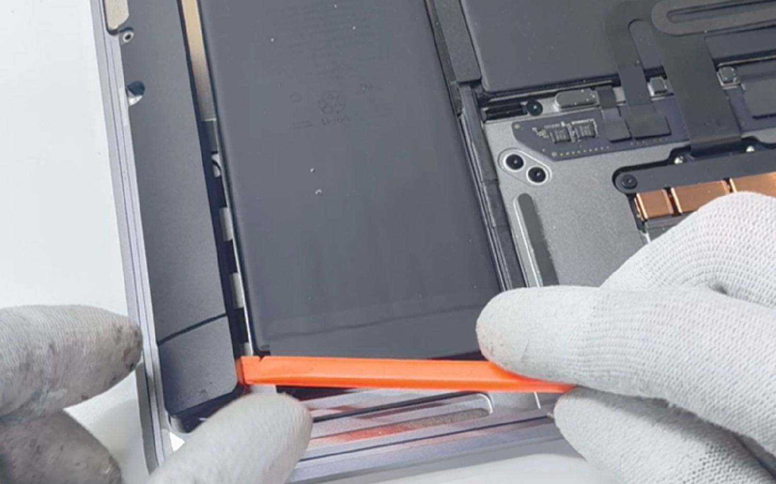 Comment changer les haut-parleurs sur Macbook Air 13 pouces M1 A2337 EMC 3598 - 2020 photo 4