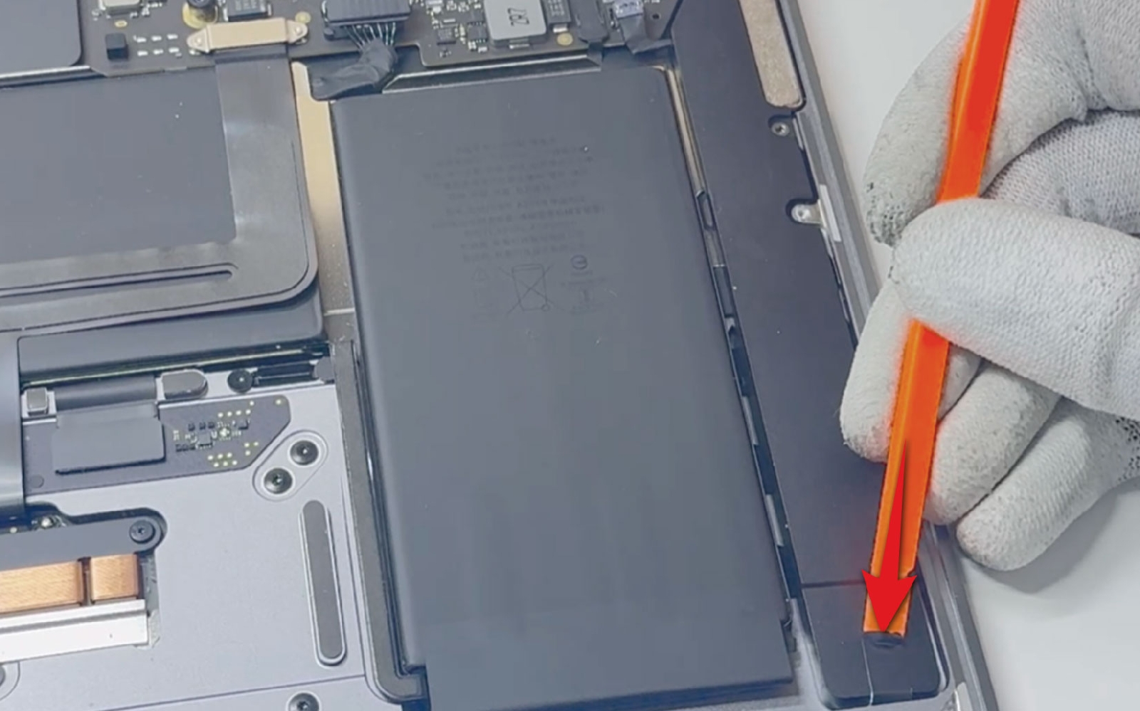 Comment changer les haut-parleurs sur Macbook Air 13 pouces M1 A2337 EMC 3598 - 2020 photo 1