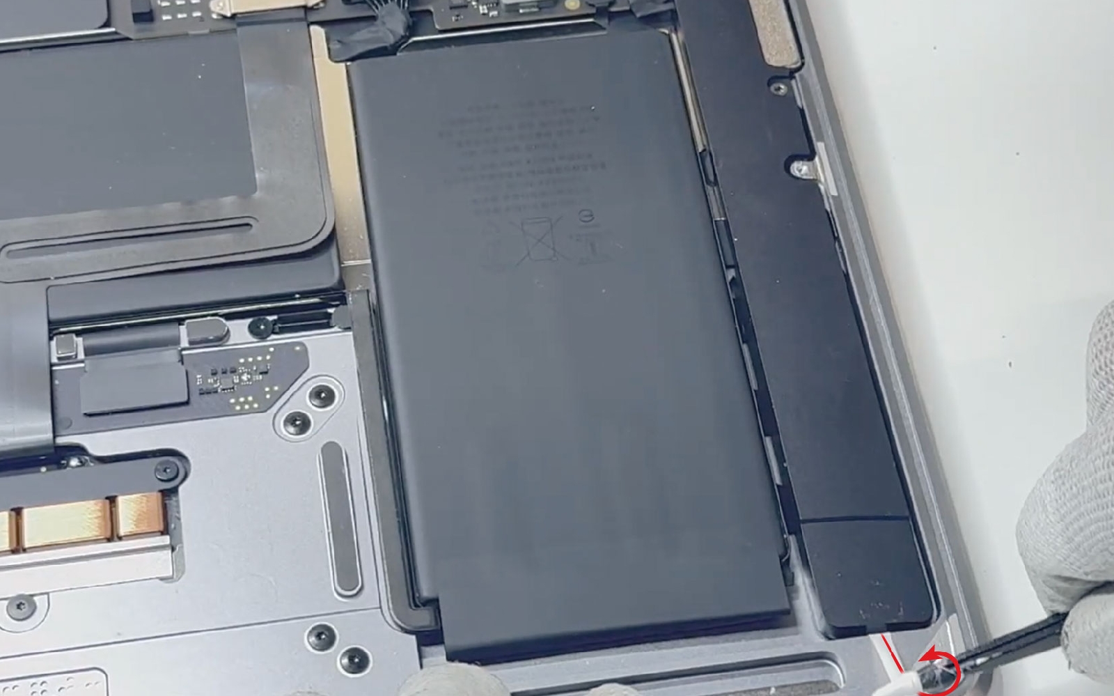 Comment changer les haut-parleurs sur Macbook Air 13 pouces M1 A2337 EMC 3598 - 2020 photo 2