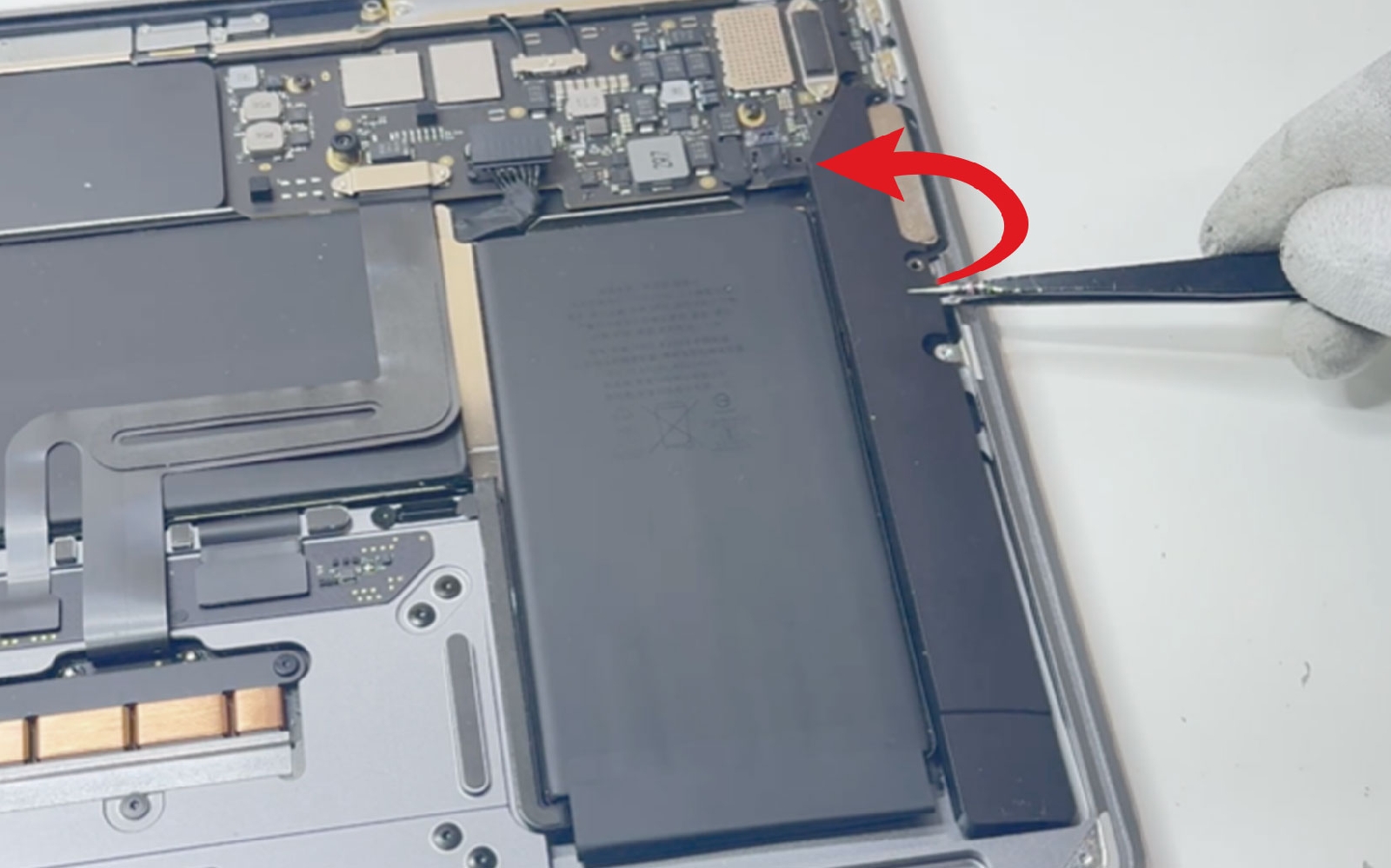 Comment changer les haut-parleurs sur Macbook Air 13 pouces M1 A2337 EMC 3598 - 2020 photo 3